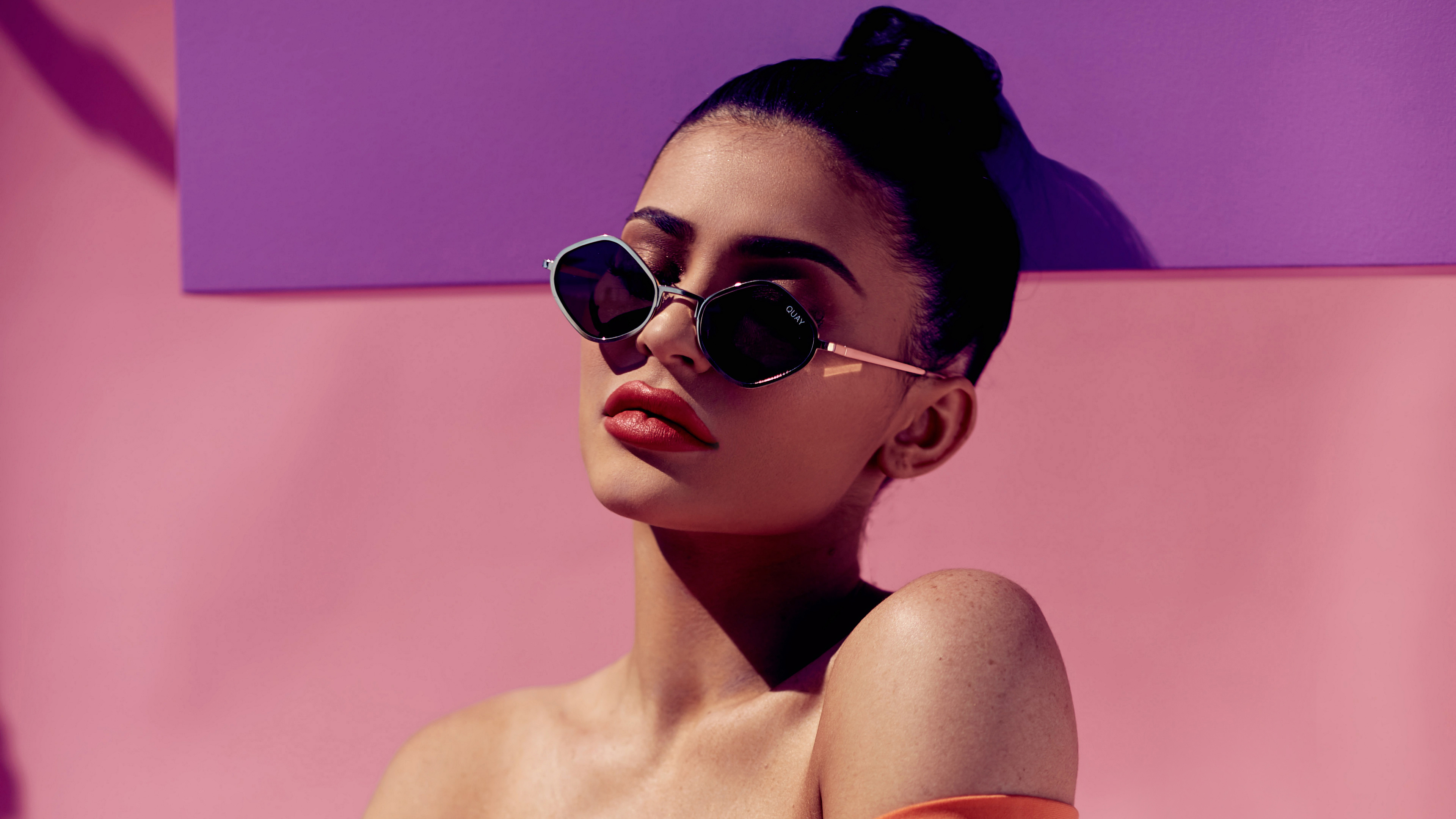 Kylie Jenner wearing sunglasses HD Wallpaper