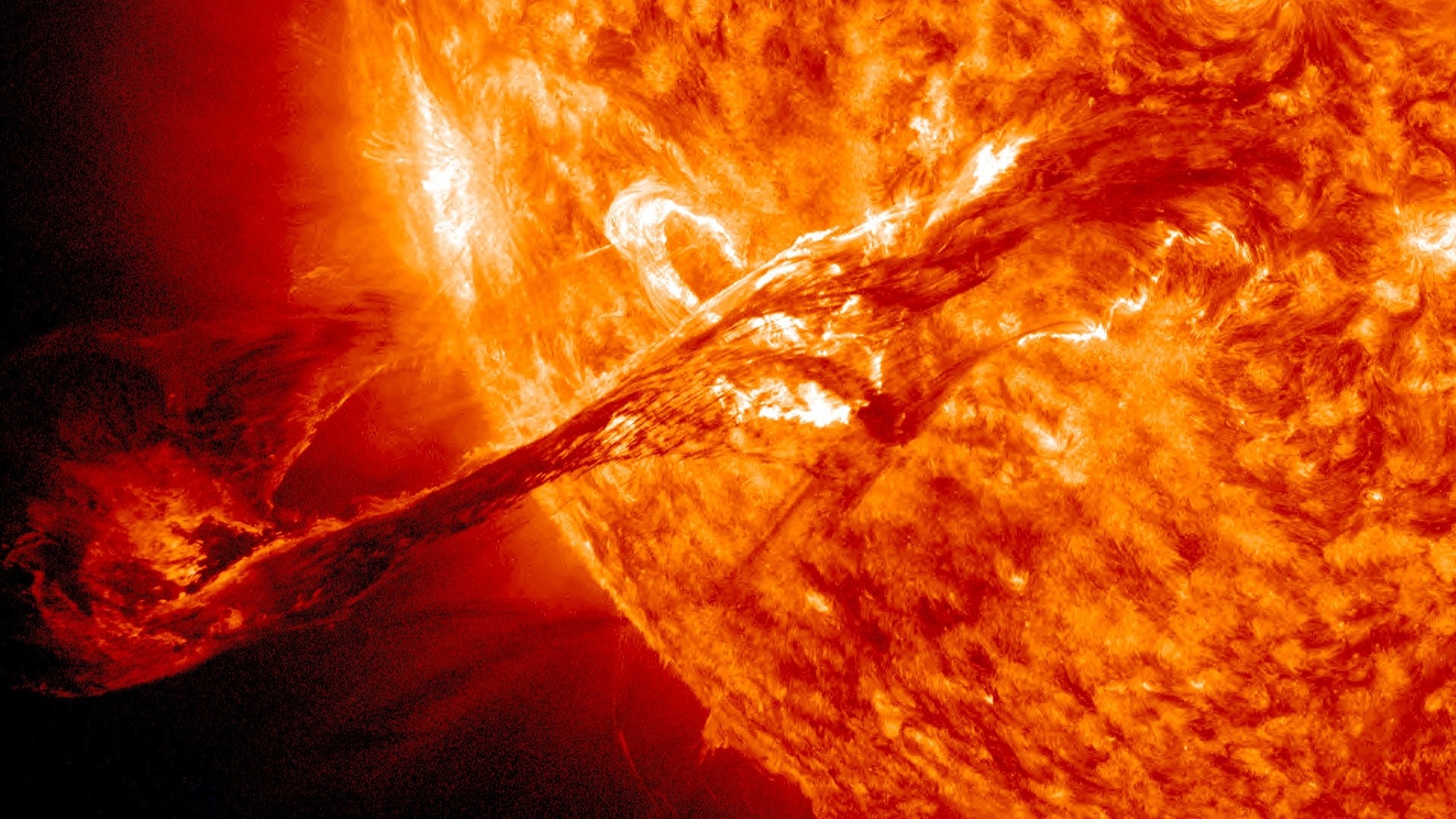 Solar flare erupting from the Sun HD Wallpaper