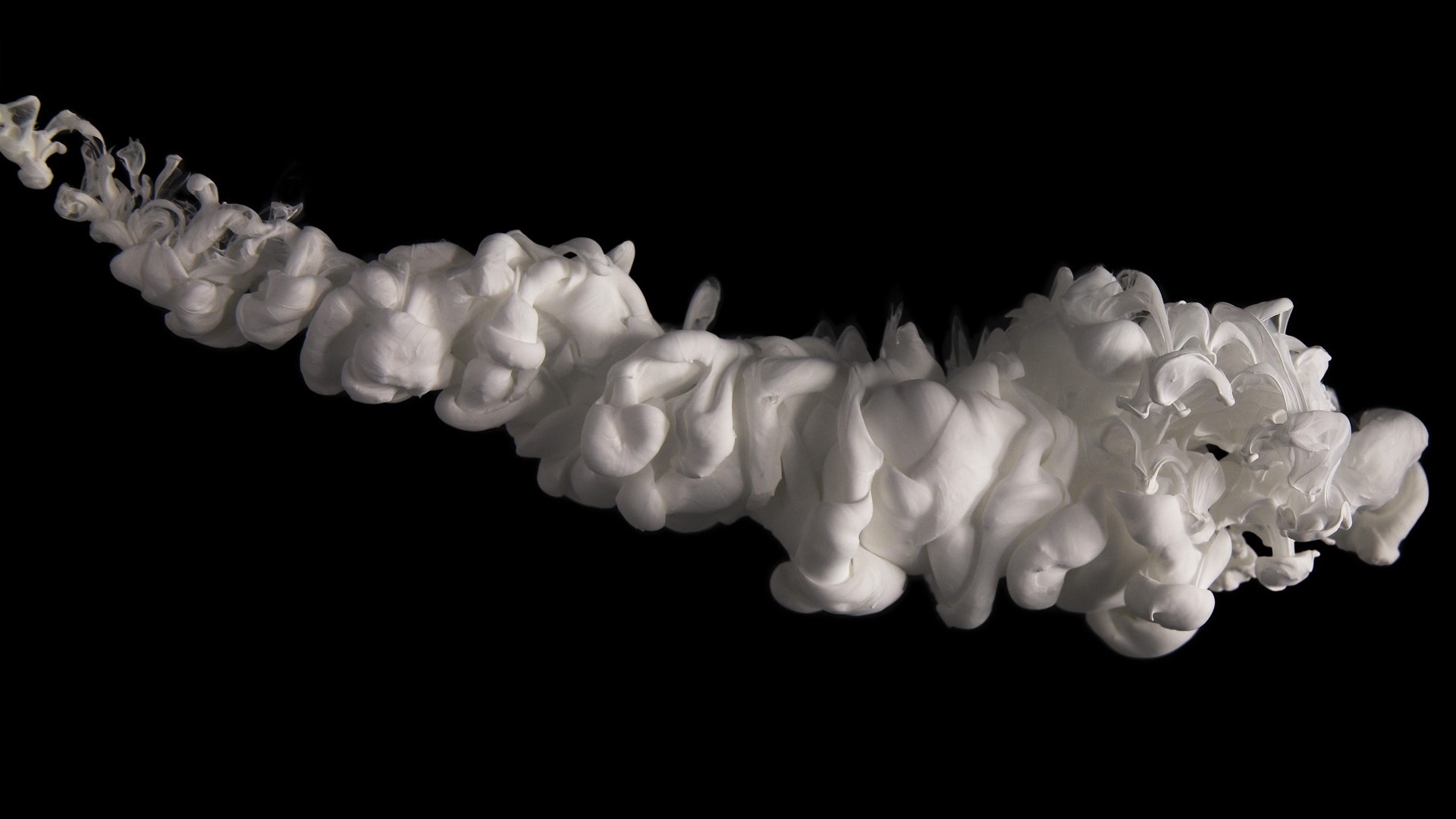 White ink cloud in black background HD Wallpaper