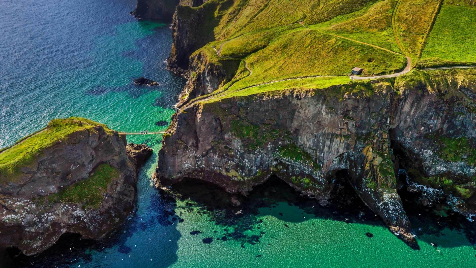 Carrick-a-Rede Rope Bridge, Northern Ireland HD Wallpaper