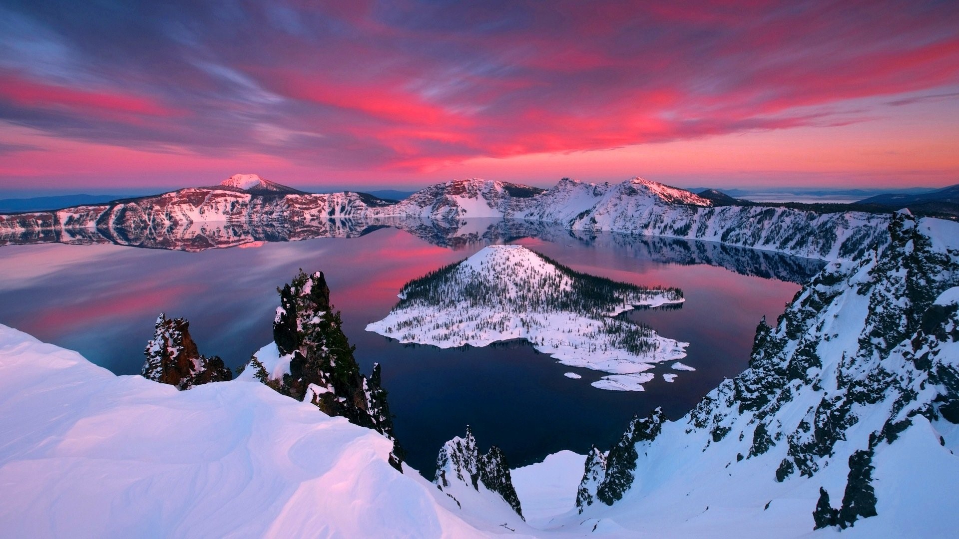 Crater Lake National Park at sunrise HD Wallpaper