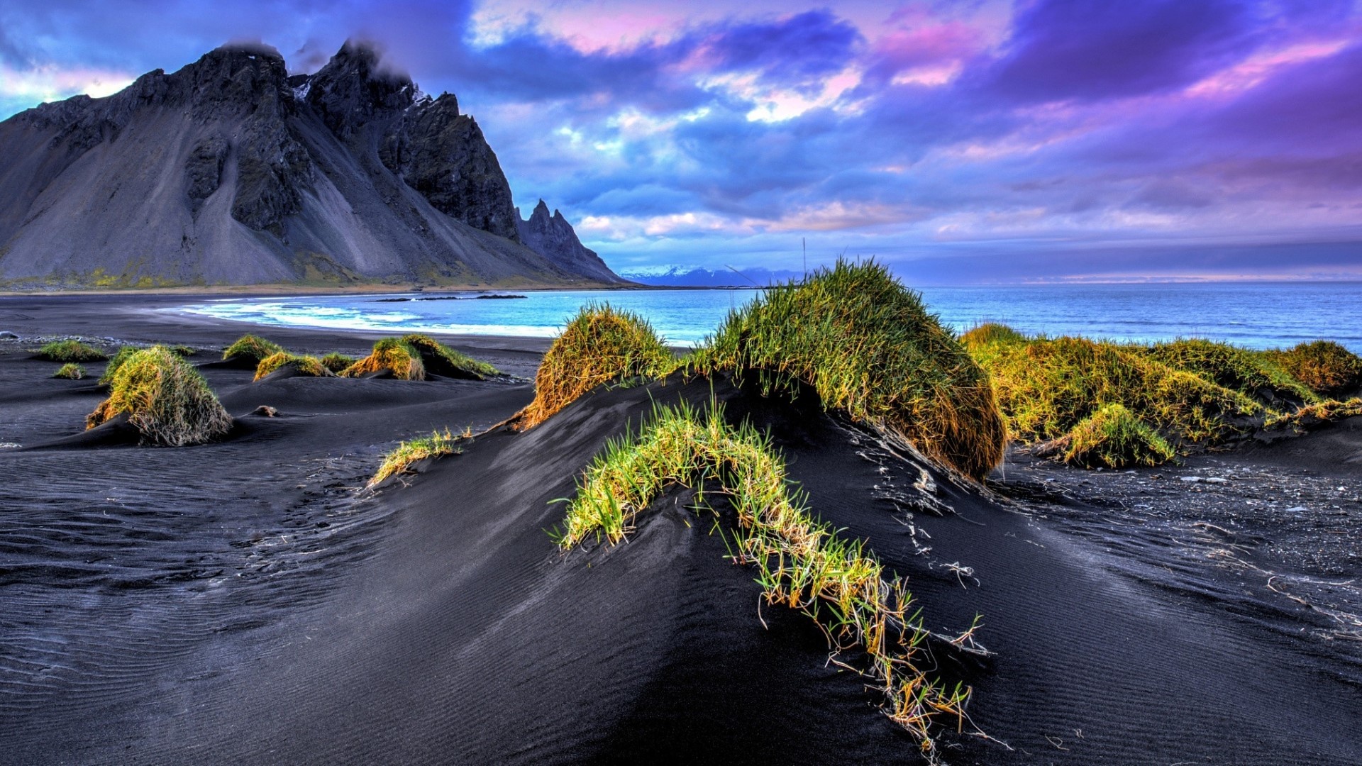 Black Sand Beach with Mountains in Iceland HD Wallpaper