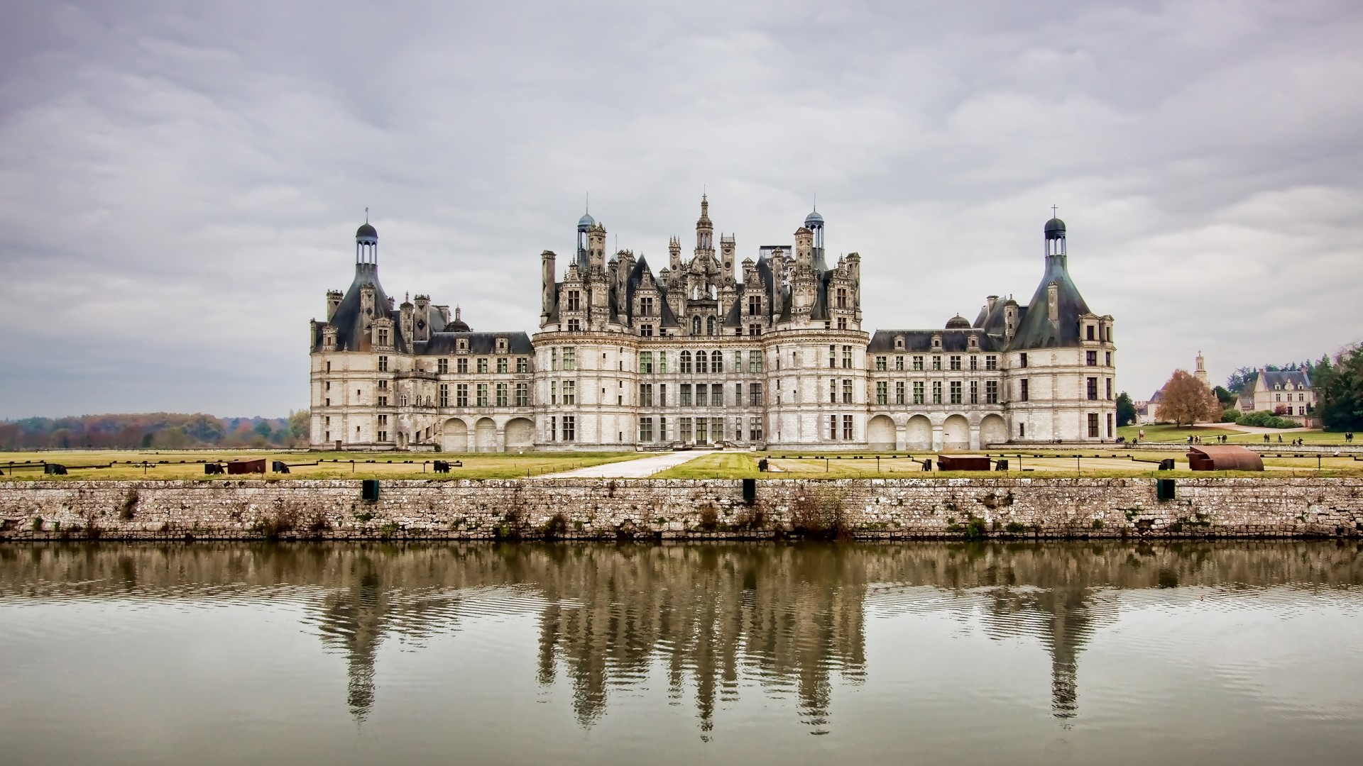 Chateau de Chambord reflected in water HD Wallpaper