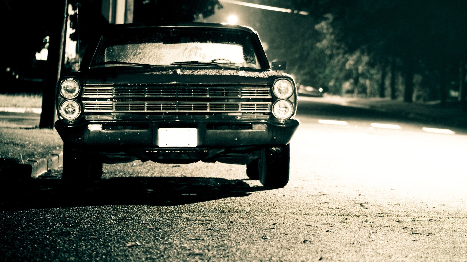 Vintage car with blank license plate at night HD Wallpaper
