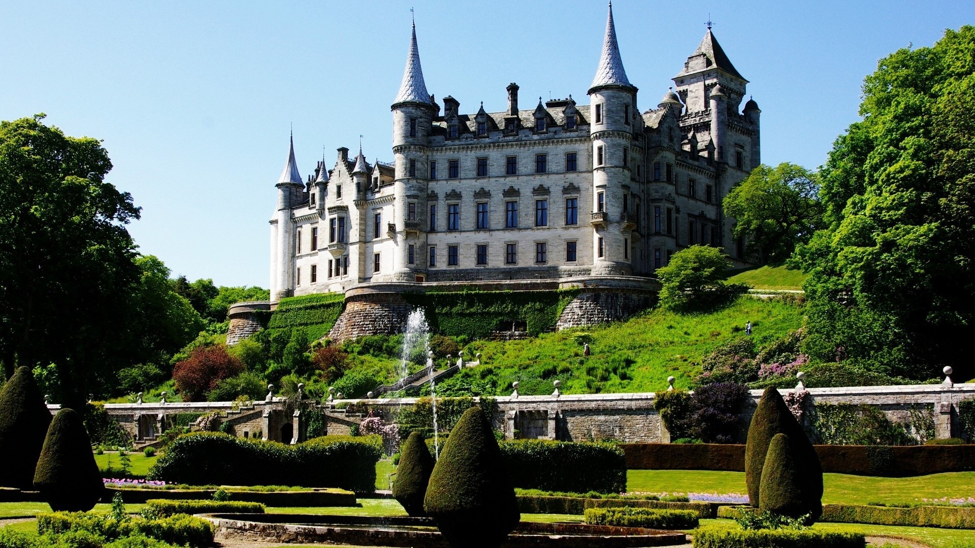 Dunrobin Castle with formal gardens and fountain HD Wallpaper