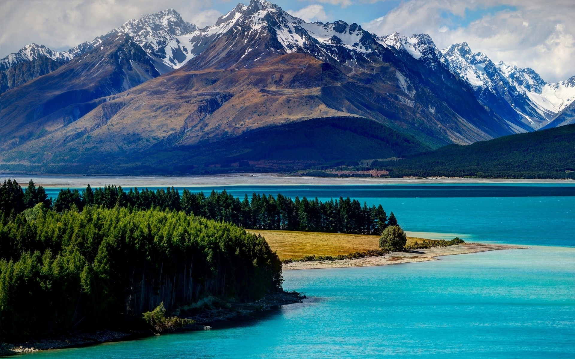 Turquoise lake and snow-capped mountains HD Wallpaper