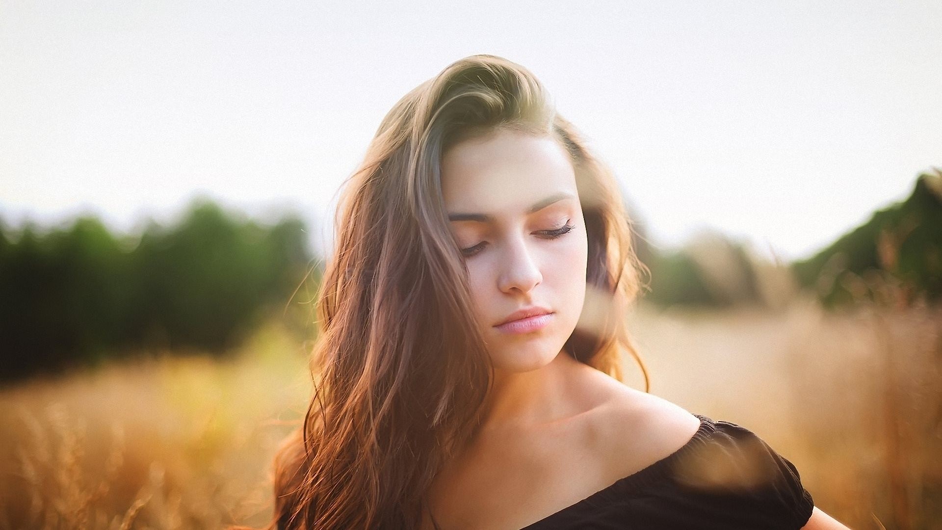 Girl in a field HD Wallpaper