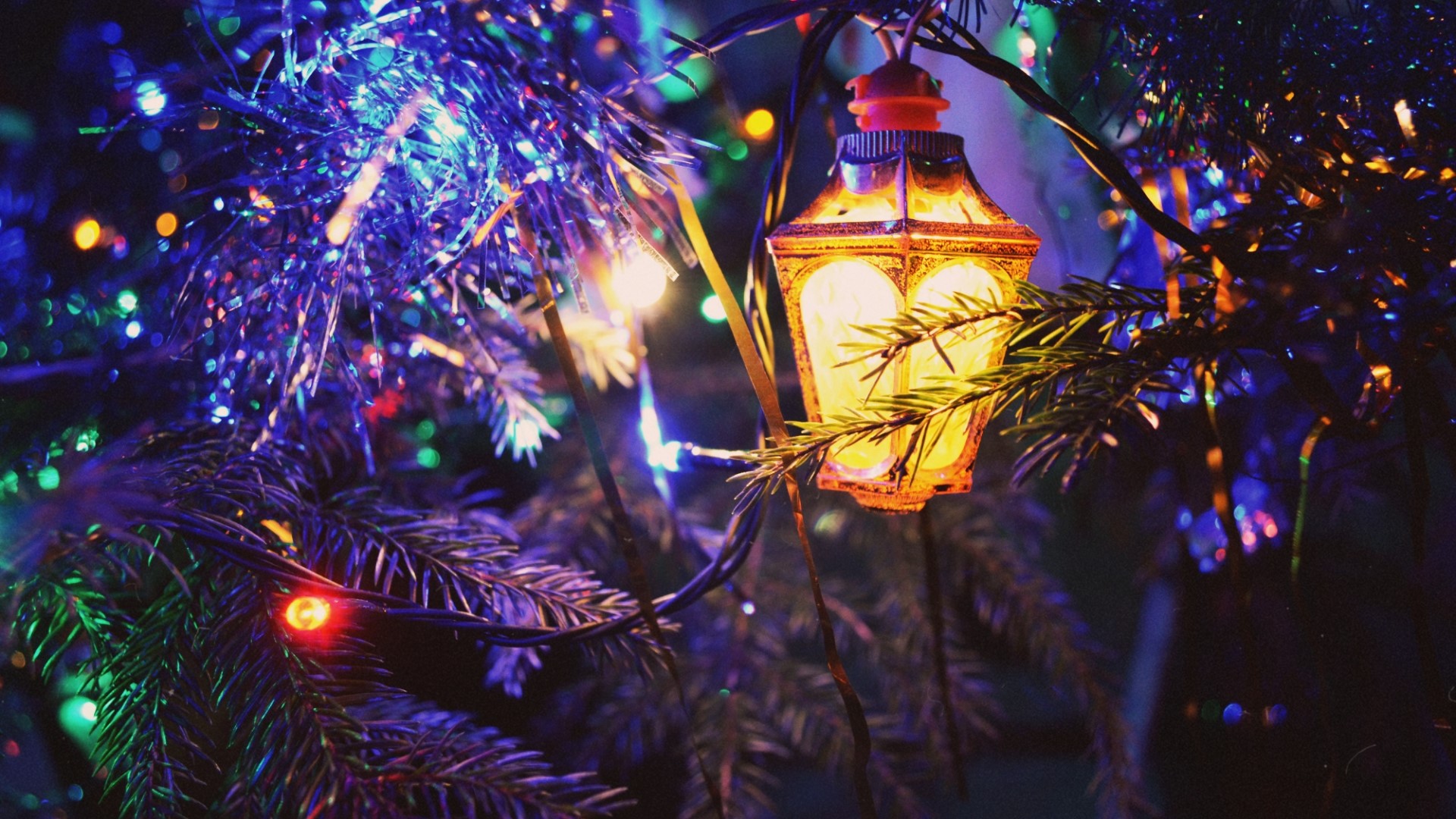 Christmas tree with lights and lantern ornament HD Wallpaper