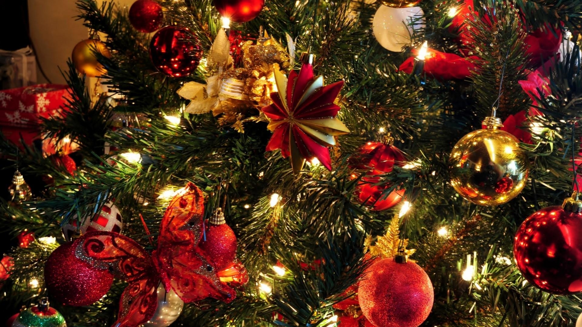 Decorated Christmas Tree with Ornaments and Lights HD Wallpaper
