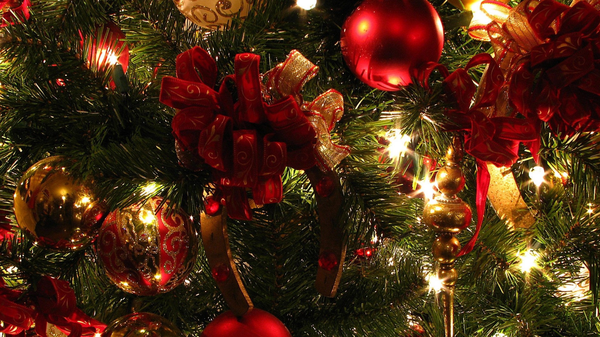 Christmas Tree Decoration with Ornaments and Lights HD Wallpaper
