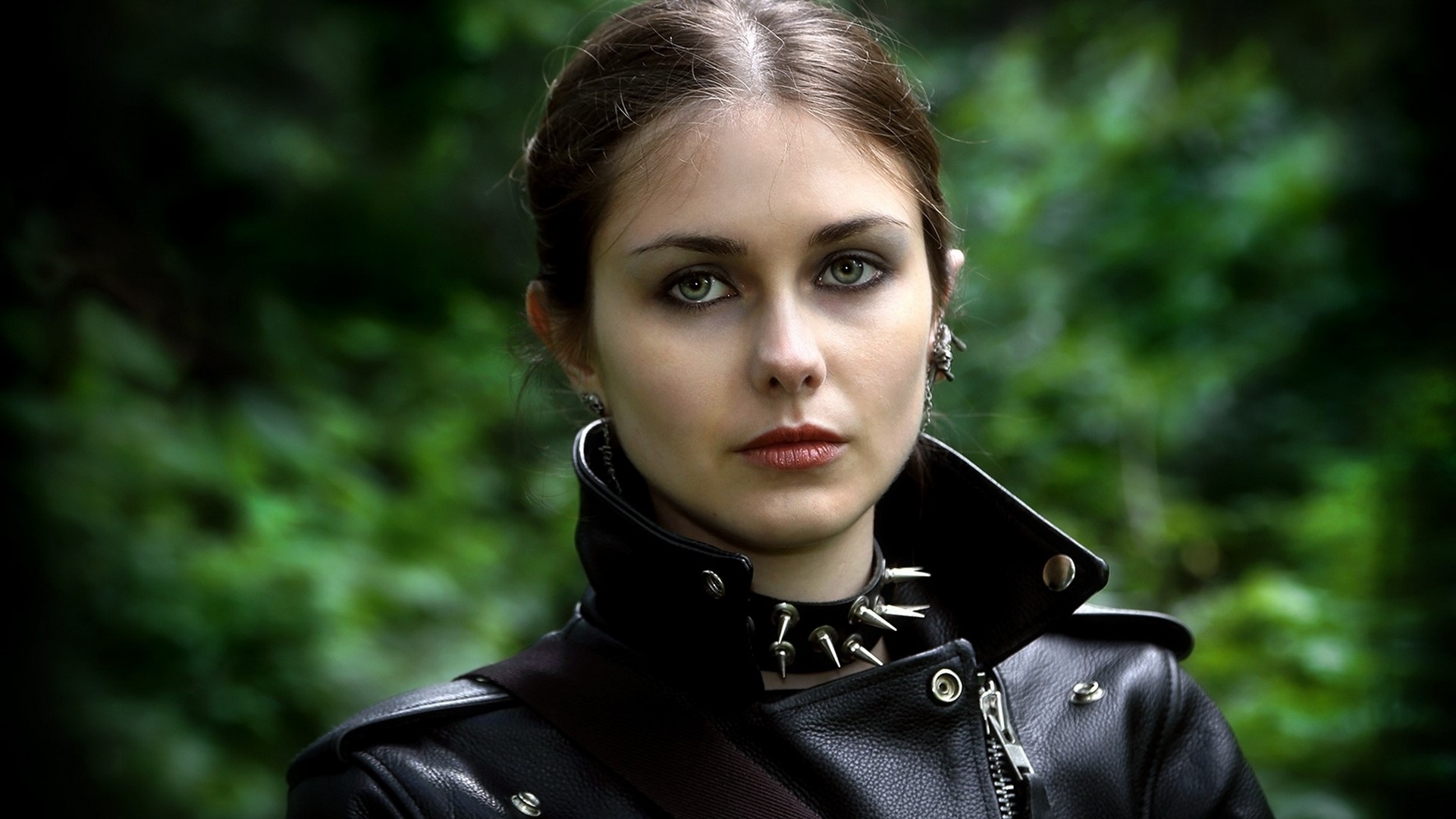 Girl with dark makeup and spiked collar HD Wallpaper