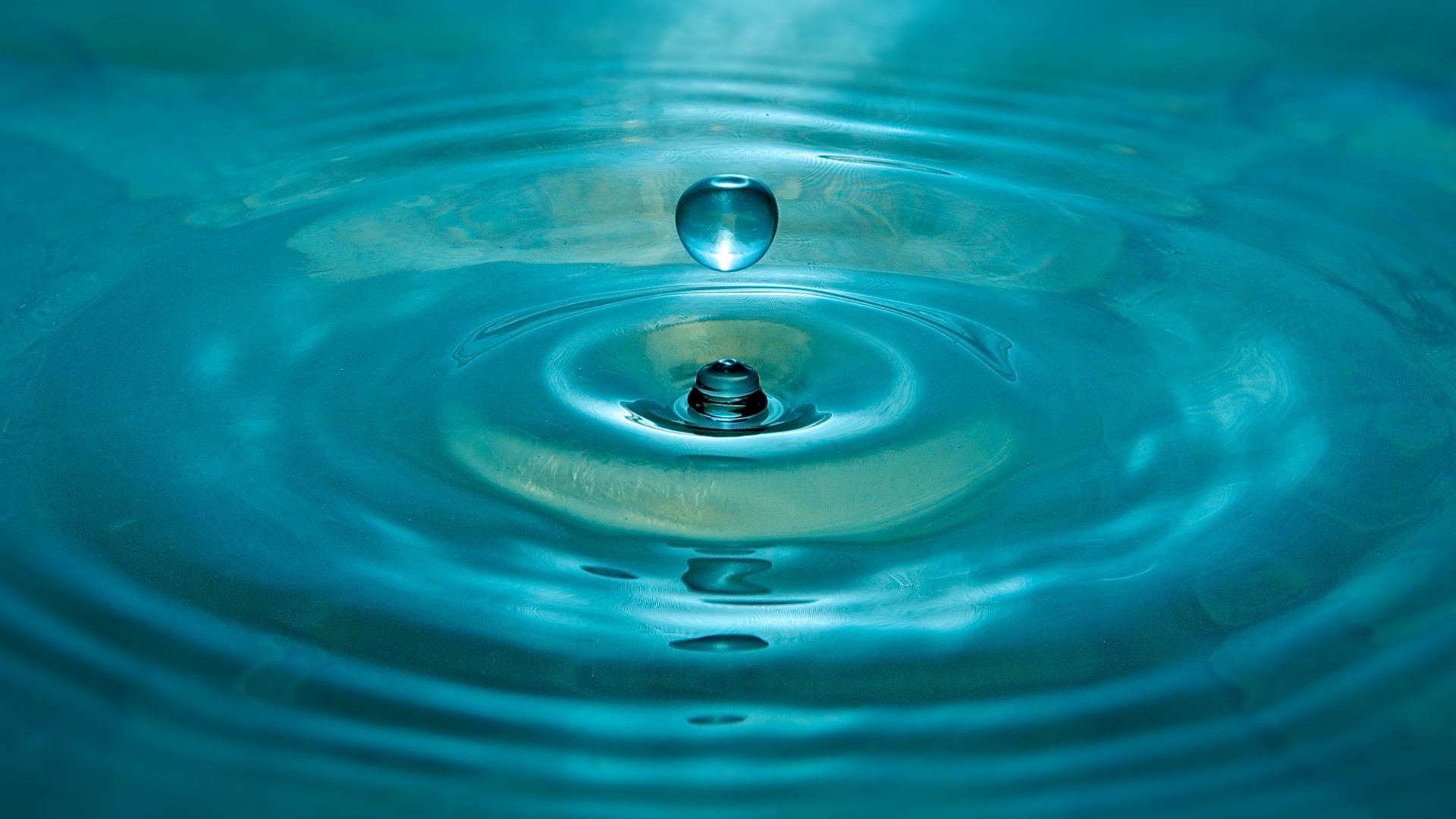 Water drop creating ripples HD Wallpaper