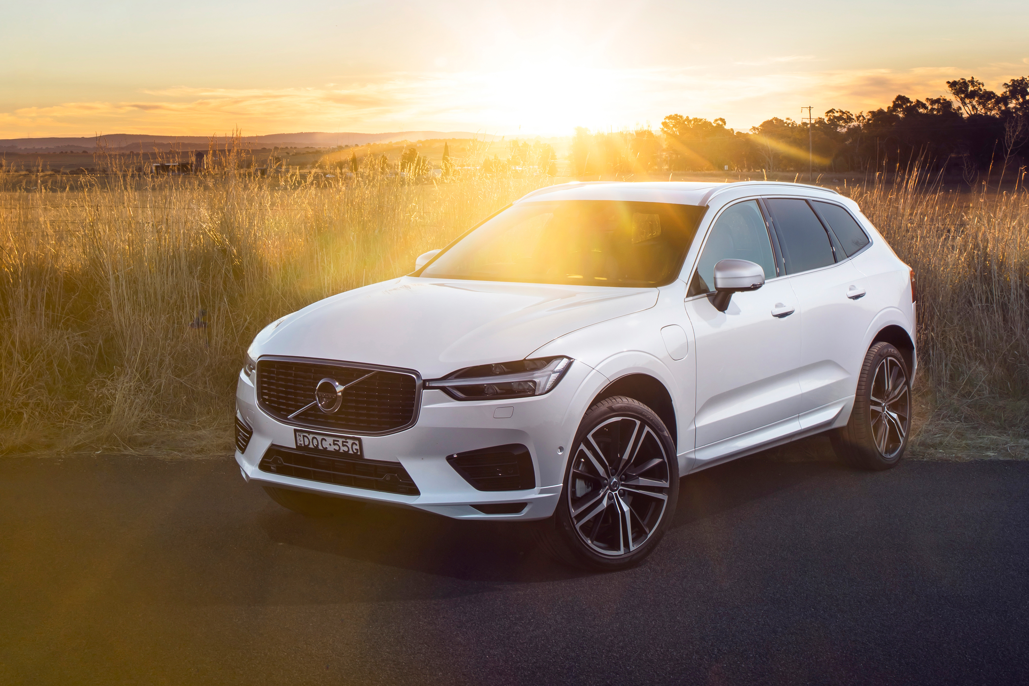 White Volvo XC60 T8 Inscription Plug-in Hybrid SUV HD Wallpaper