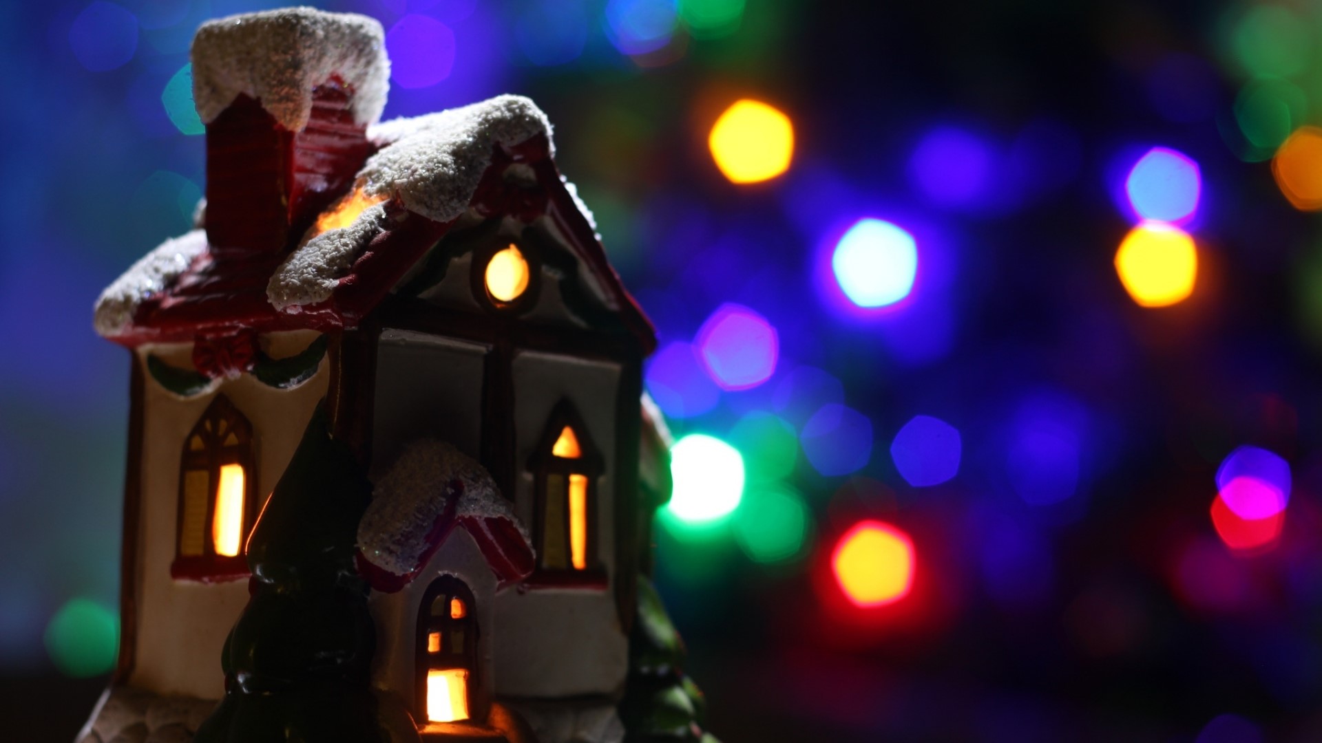 Christmas house decoration with bokeh lights HD Wallpaper