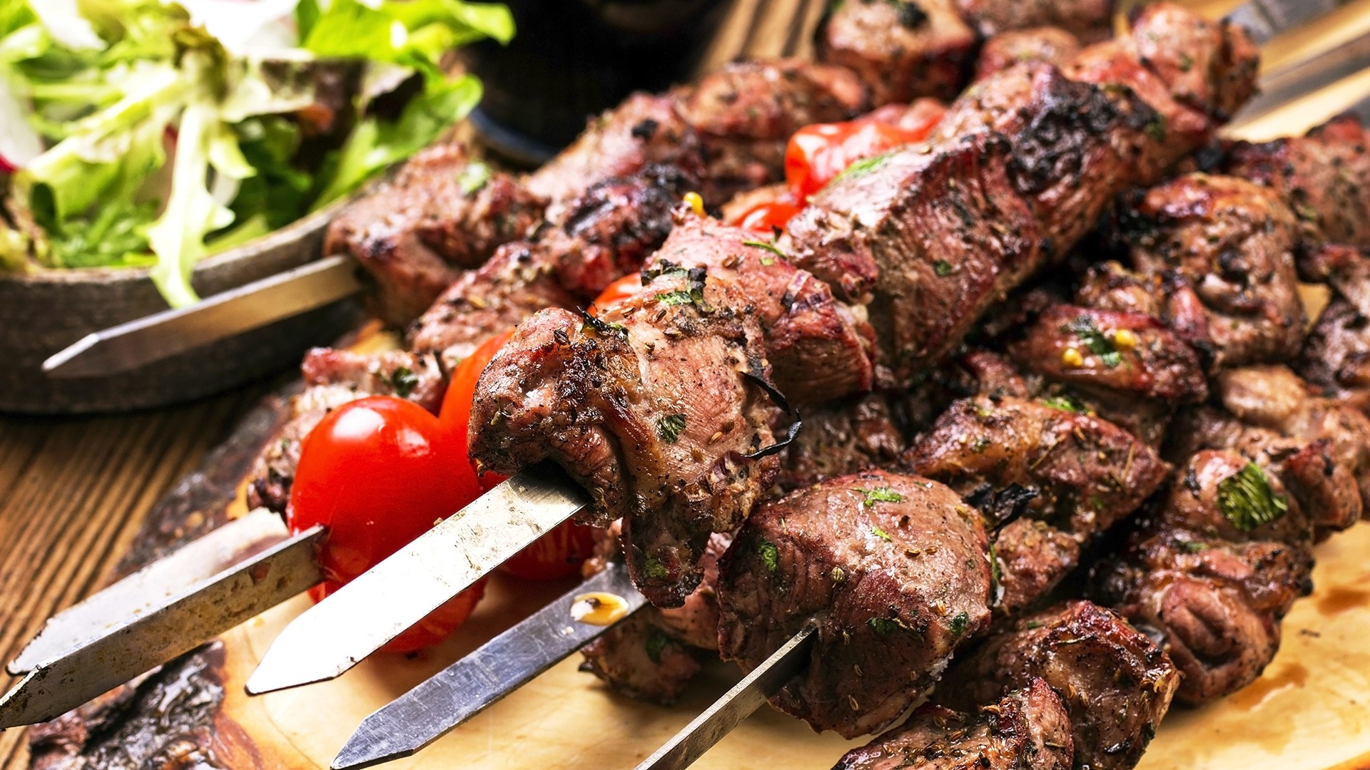 Barbecue meat skewers with tomatoes and salad HD Wallpaper