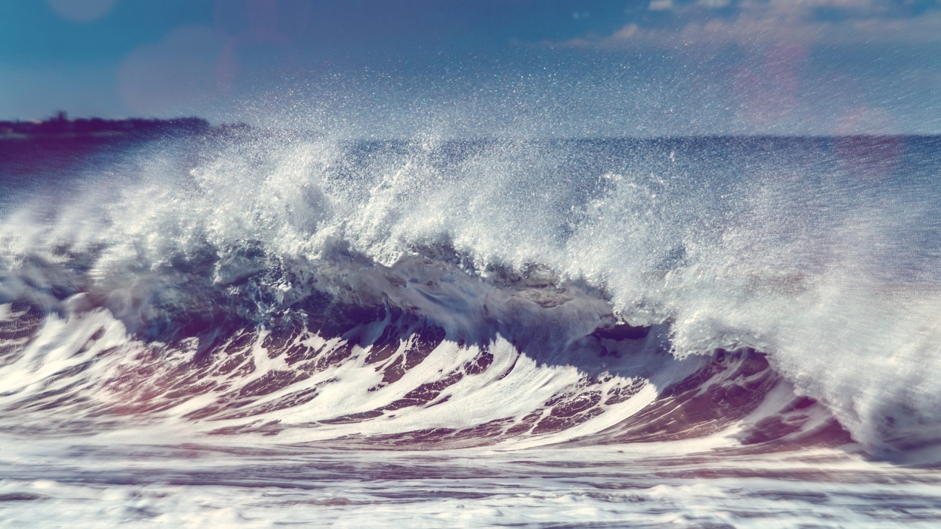 Crashing ocean wave with sea spray HD Wallpaper