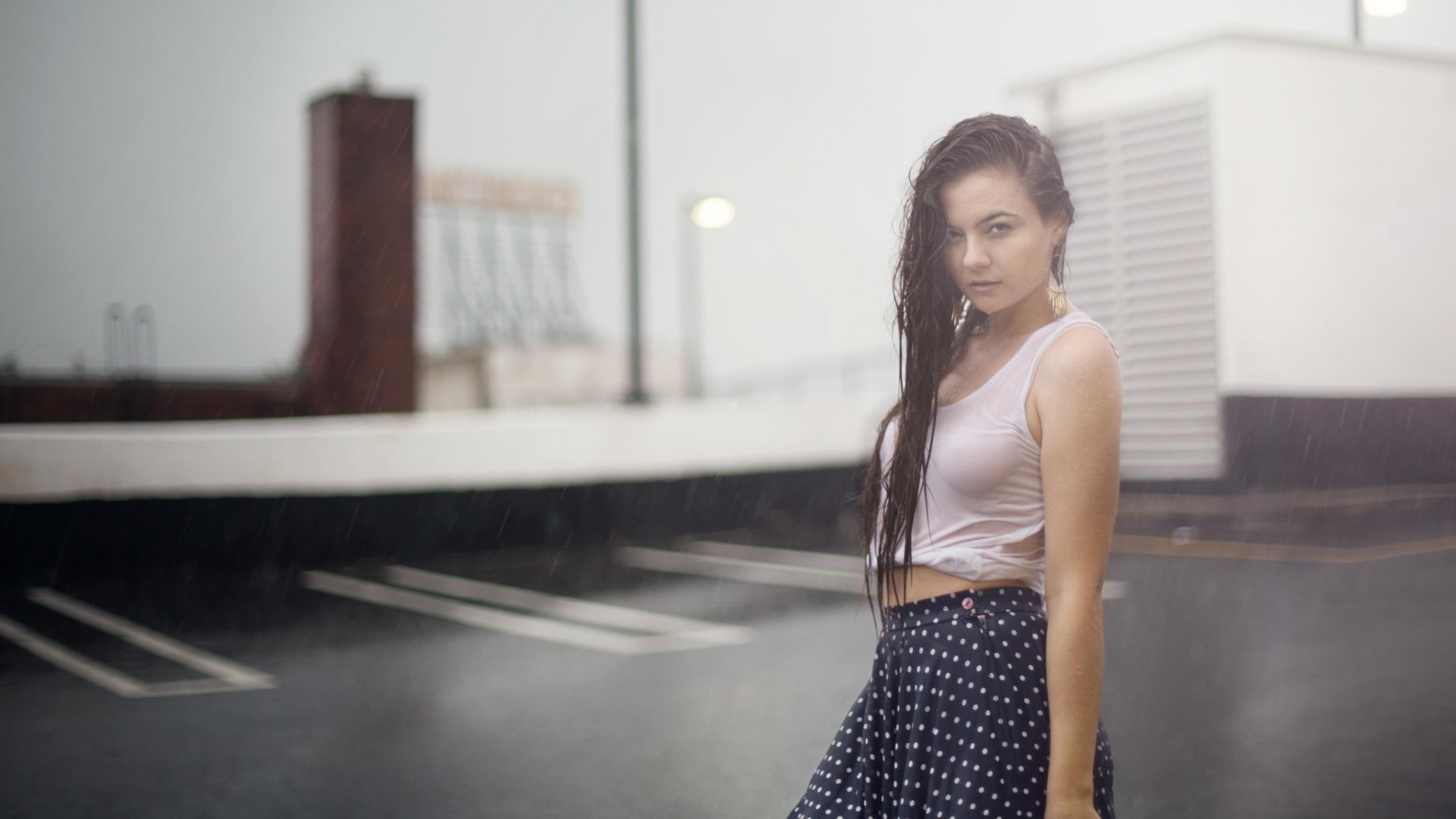 Woman in polka dot skirt in the rain HD Wallpaper