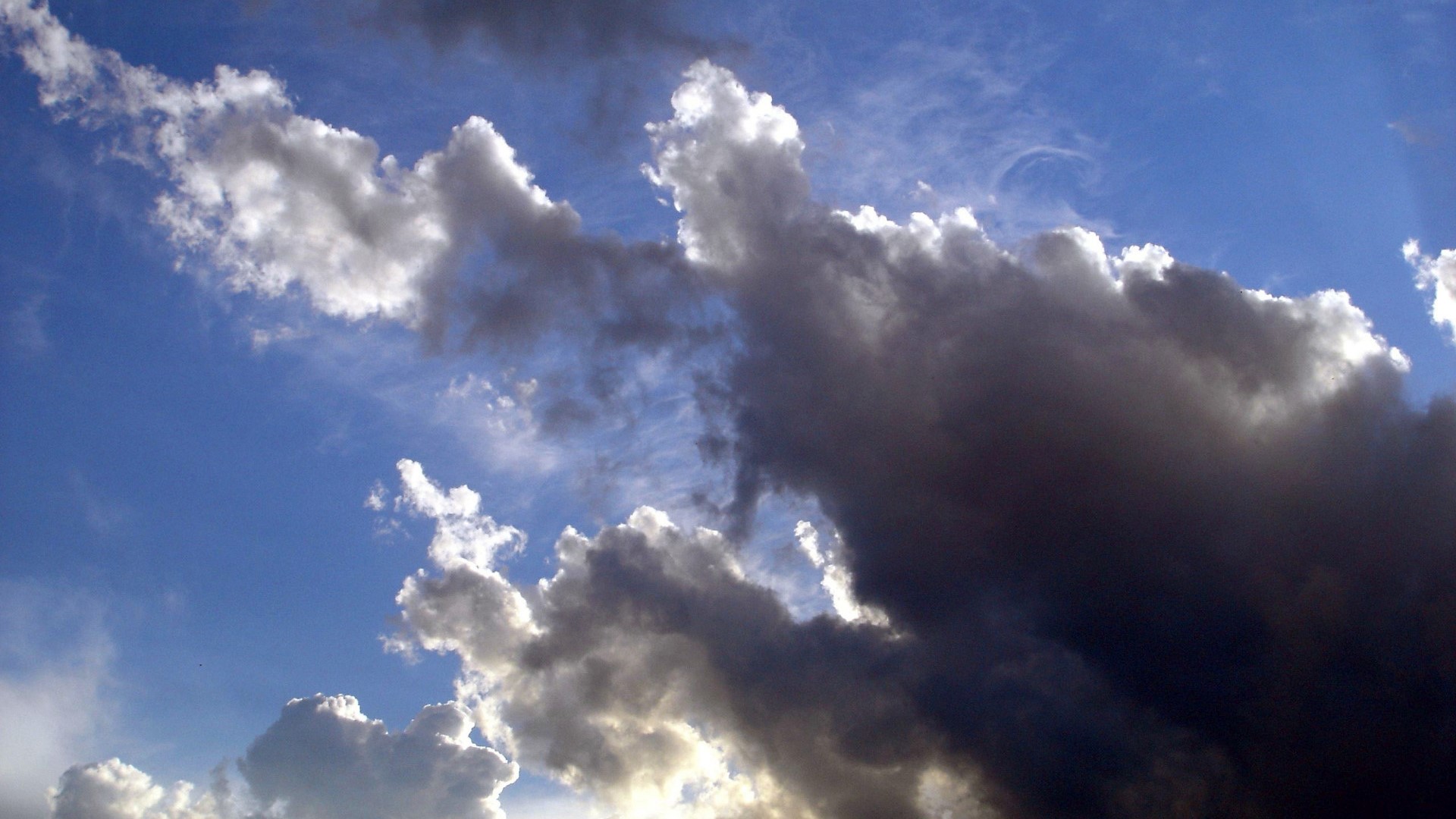 Dark and light clouds in a blue sky HD Wallpaper