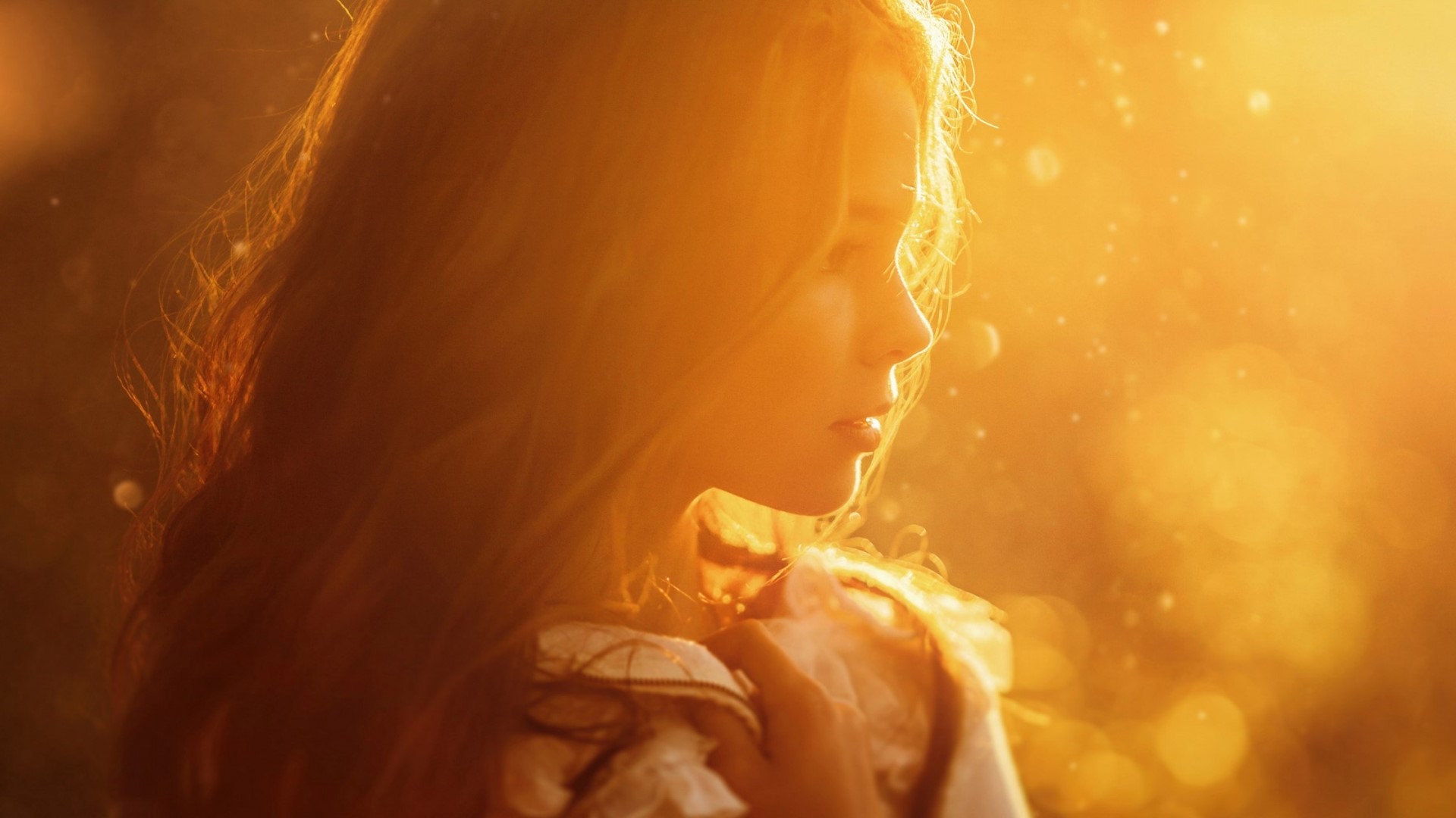 Young girl in golden sunlight HD Wallpaper