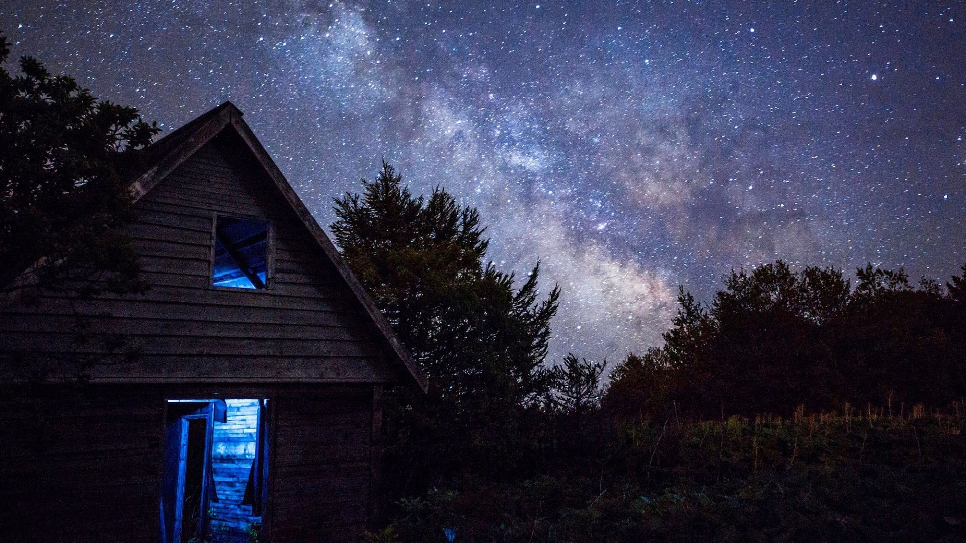 Wooden cabin under the Milky Way HD Wallpaper