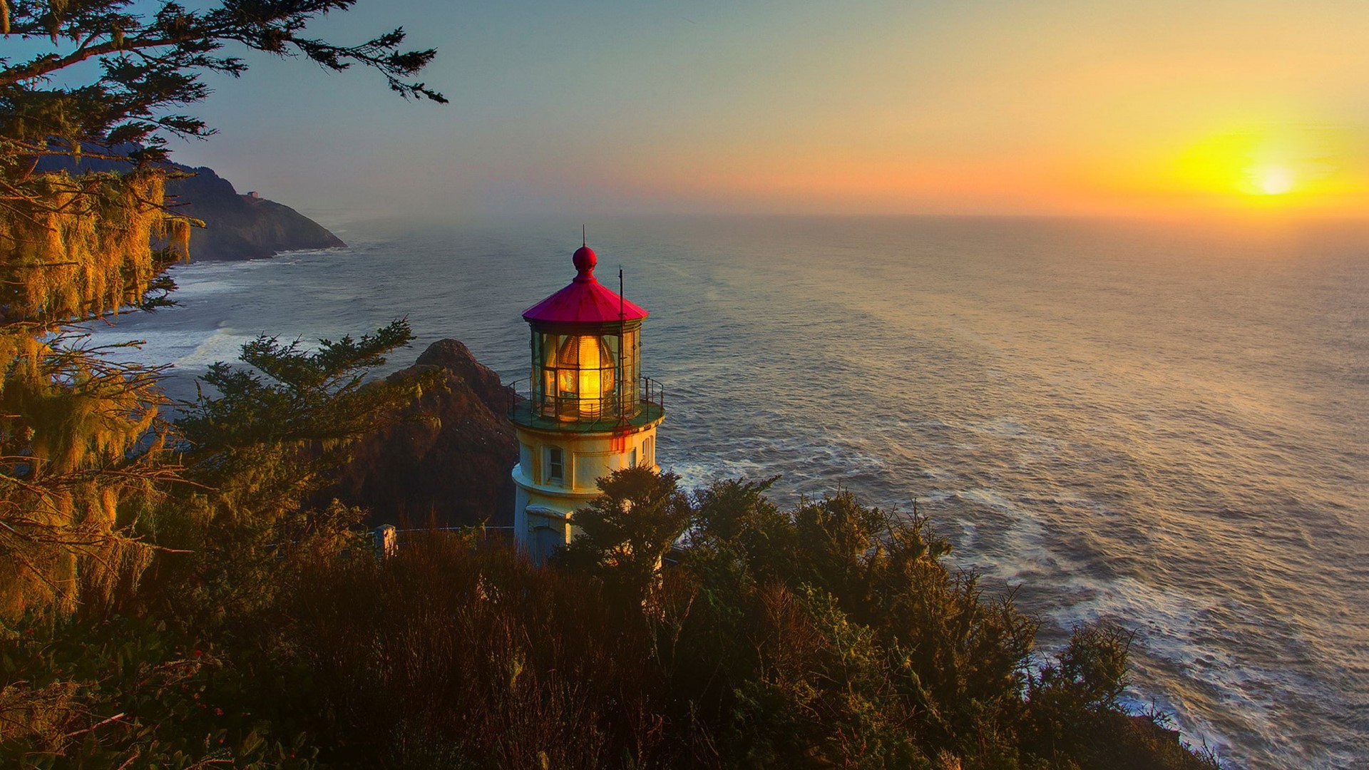 Heceta Head Lighthouse at sunset HD Wallpaper