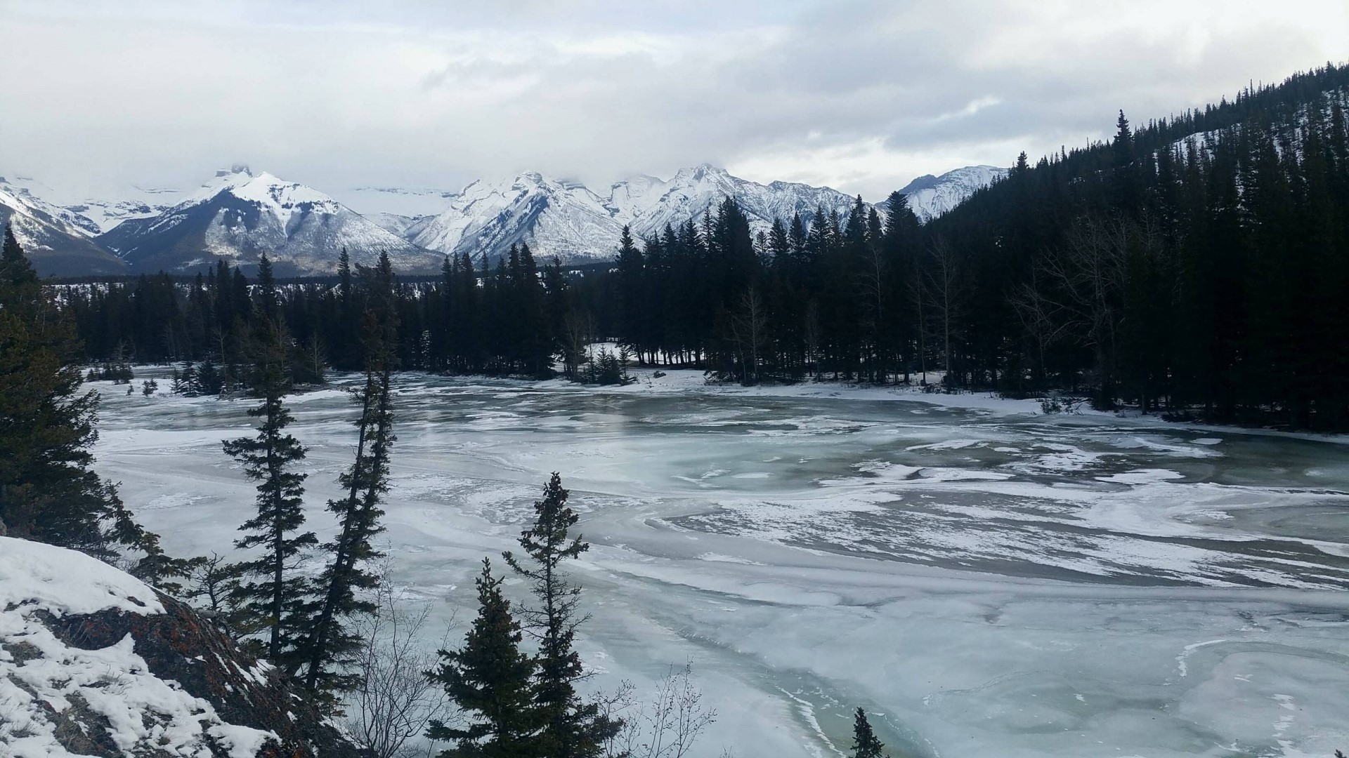Bow River Banff National Park in Winter HD Wallpaper