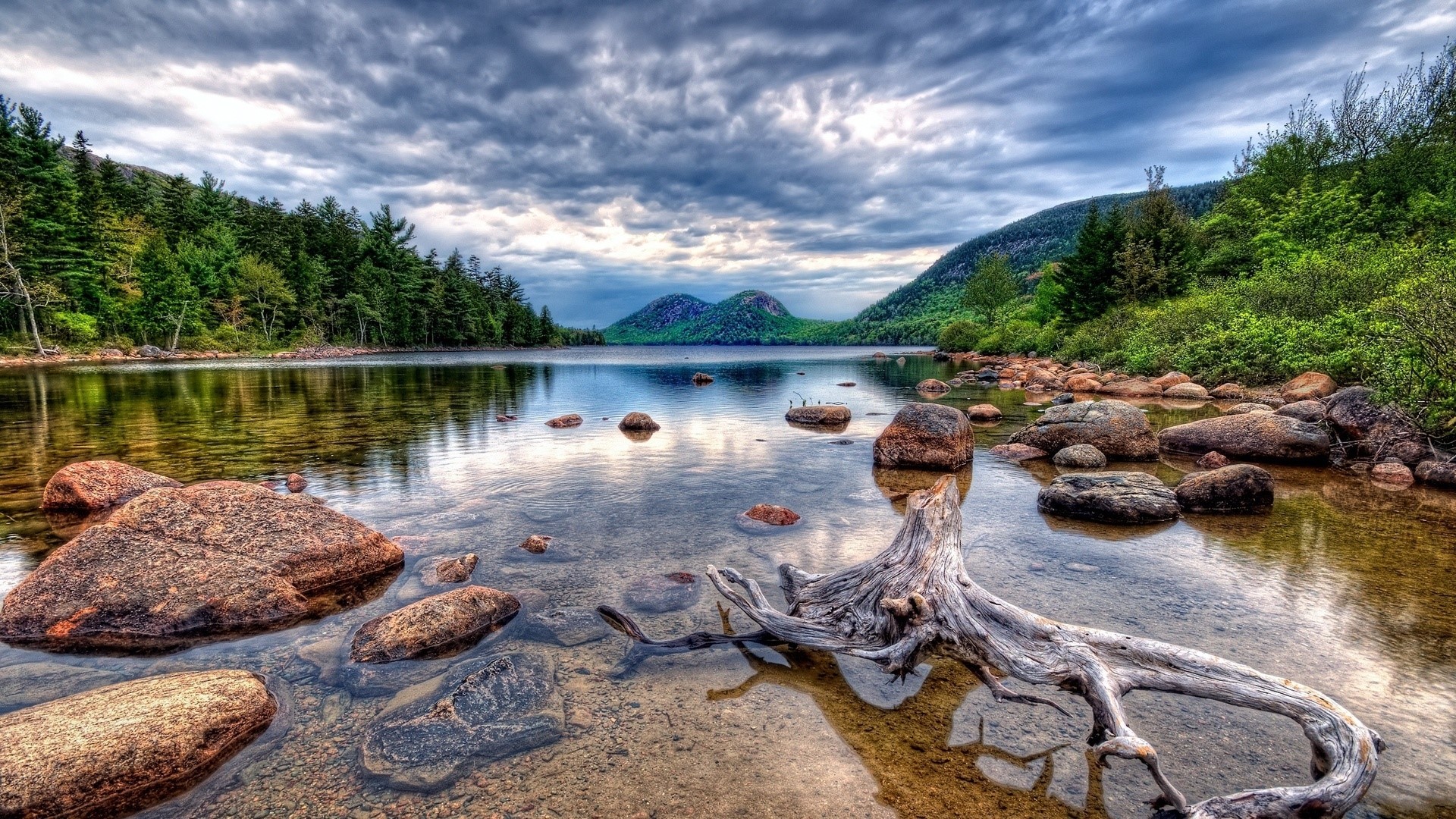 Lake with mountains and trees HD Wallpaper