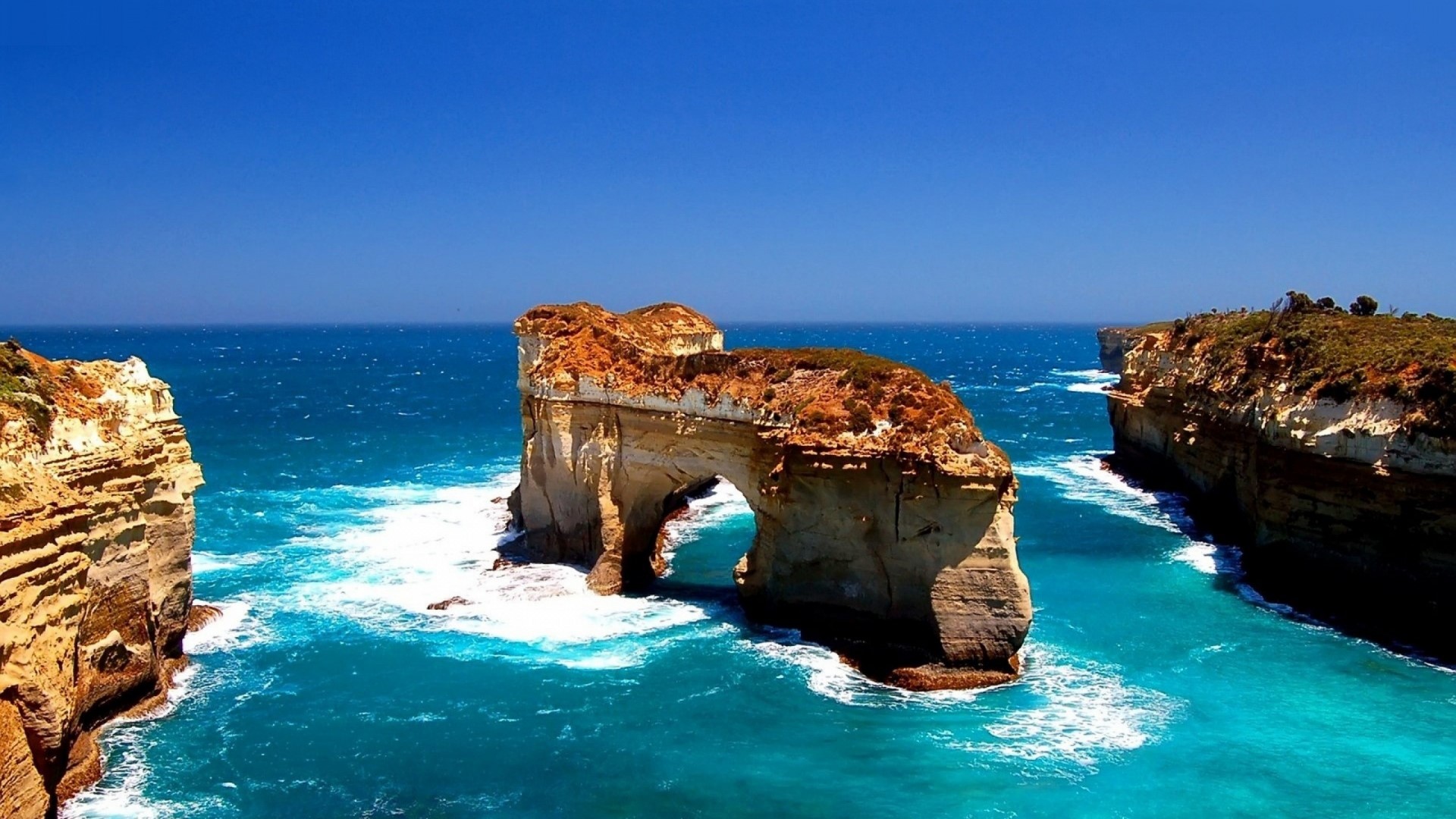 Archway rock formation in the ocean HD Wallpaper