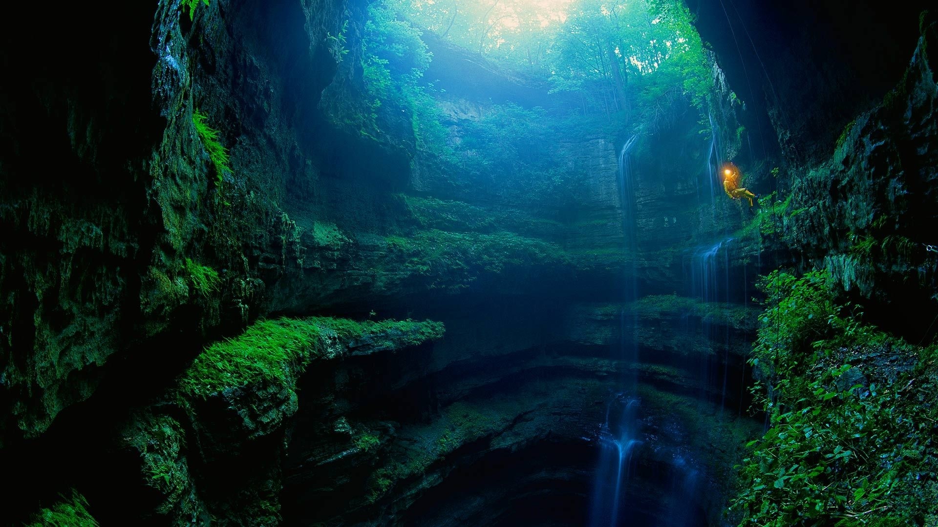 Person rappelling into Al Neversink Pit cave HD Wallpaper