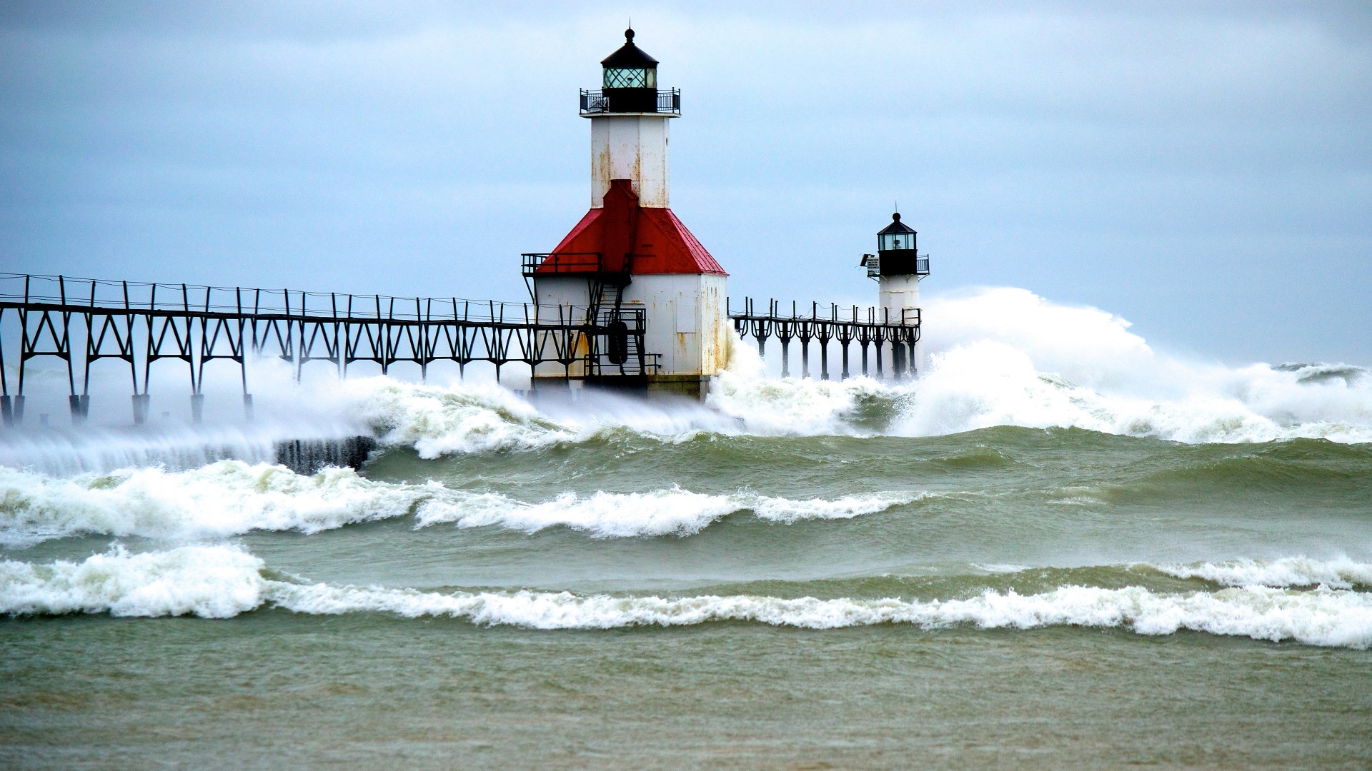 Lighthouse on North Pier during a storm on Lake Michigan HD Wallpaper