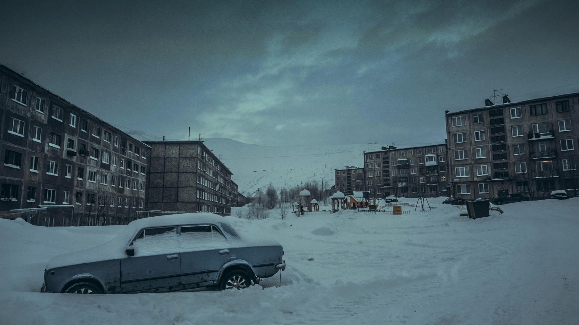 Abandoned car in snowy Kirovsk HD Wallpaper