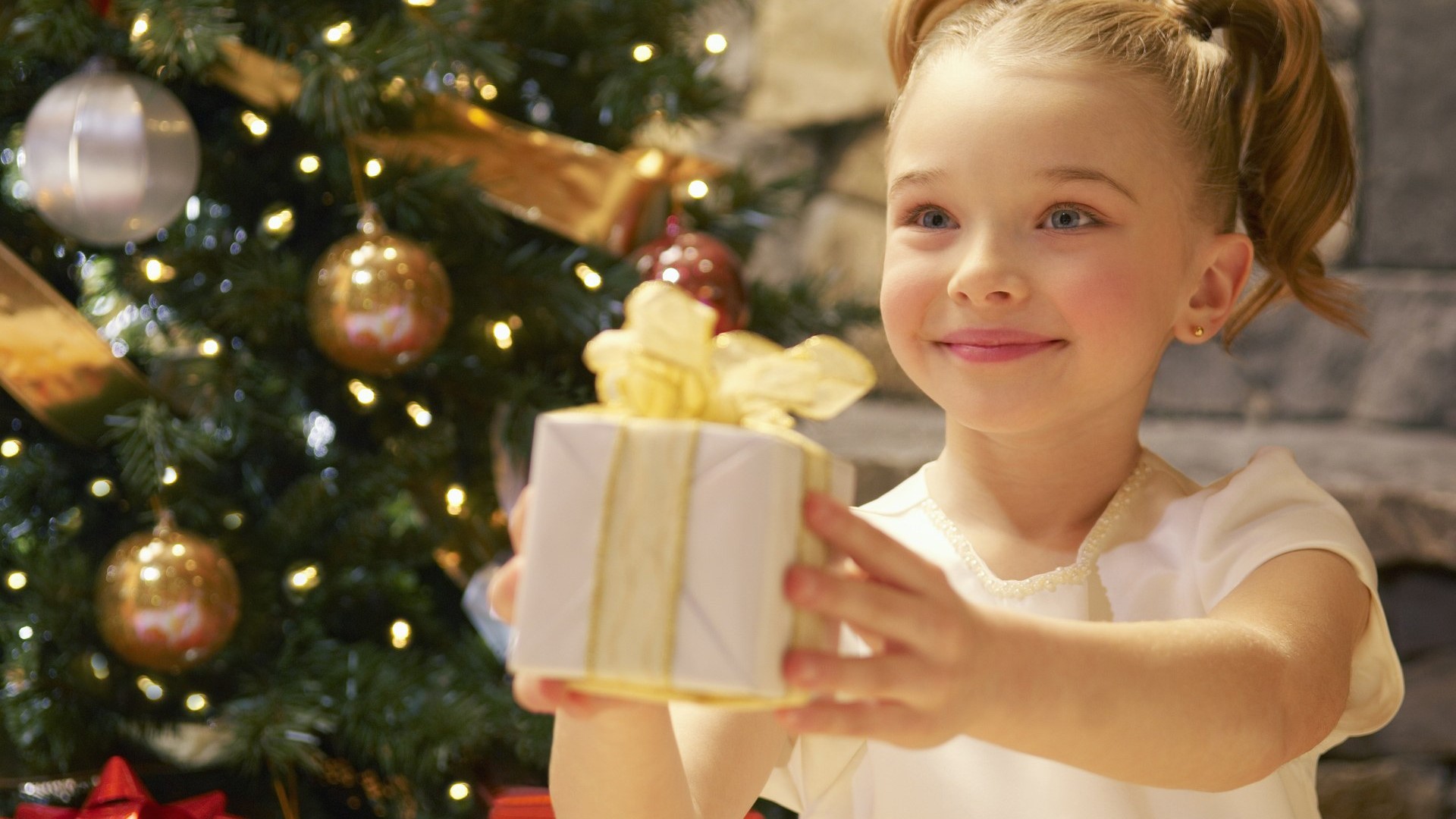 Girl holding a Christmas gift HD Wallpaper