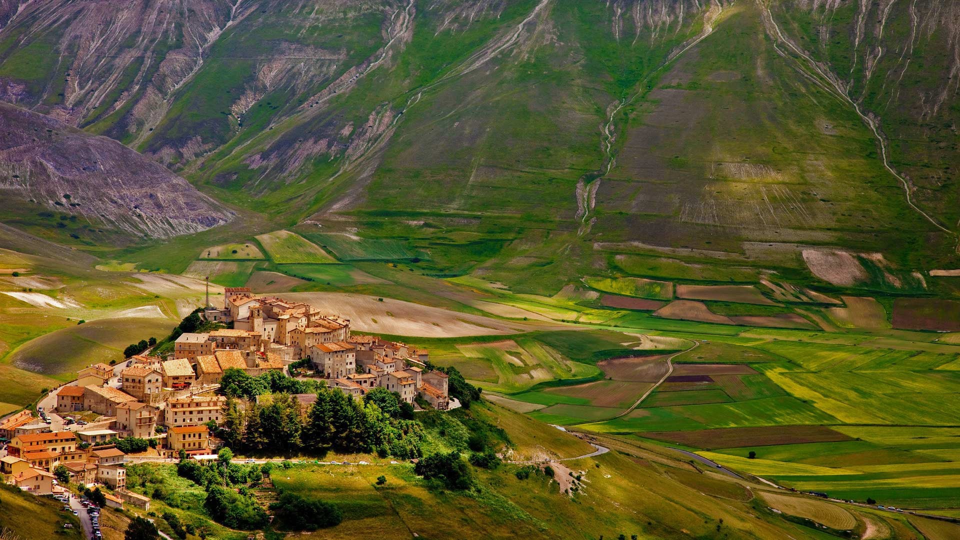 Castelluccio di Norcia village in the Sibillini Mountains HD Wallpaper