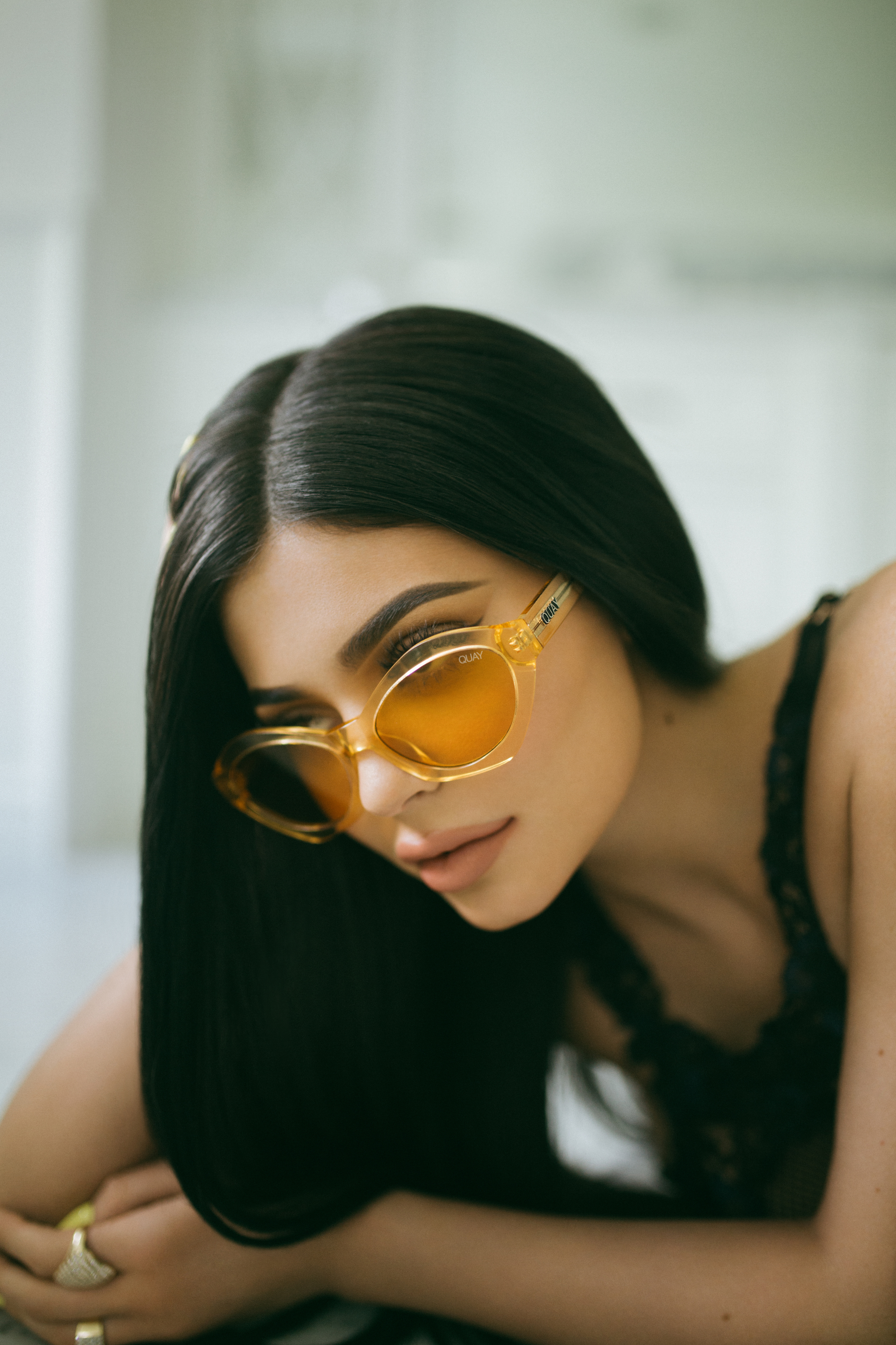 Kylie Jenner wearing Quay Australia sunglasses HD Wallpaper