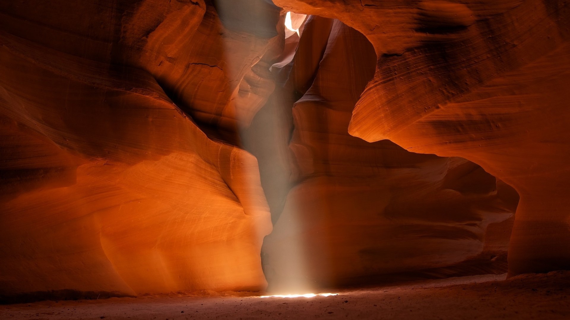 Sunbeam in a desert canyon HD Wallpaper