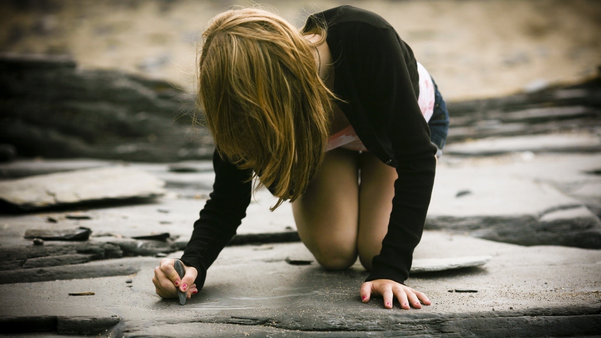 Girl drawing on rocks with chalk HD Wallpaper