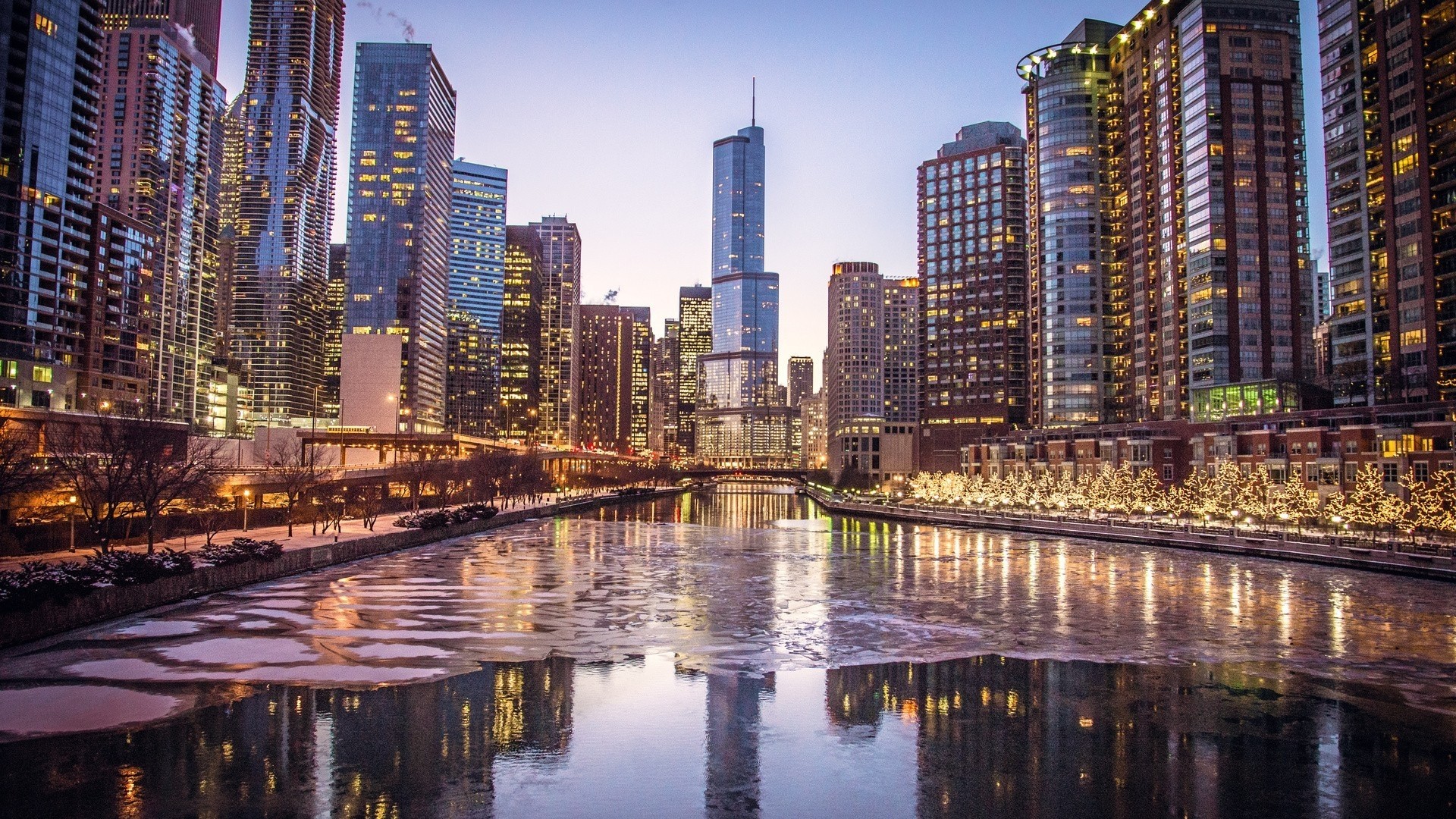 Chicago River with Trump Tower at Dusk HD Wallpaper