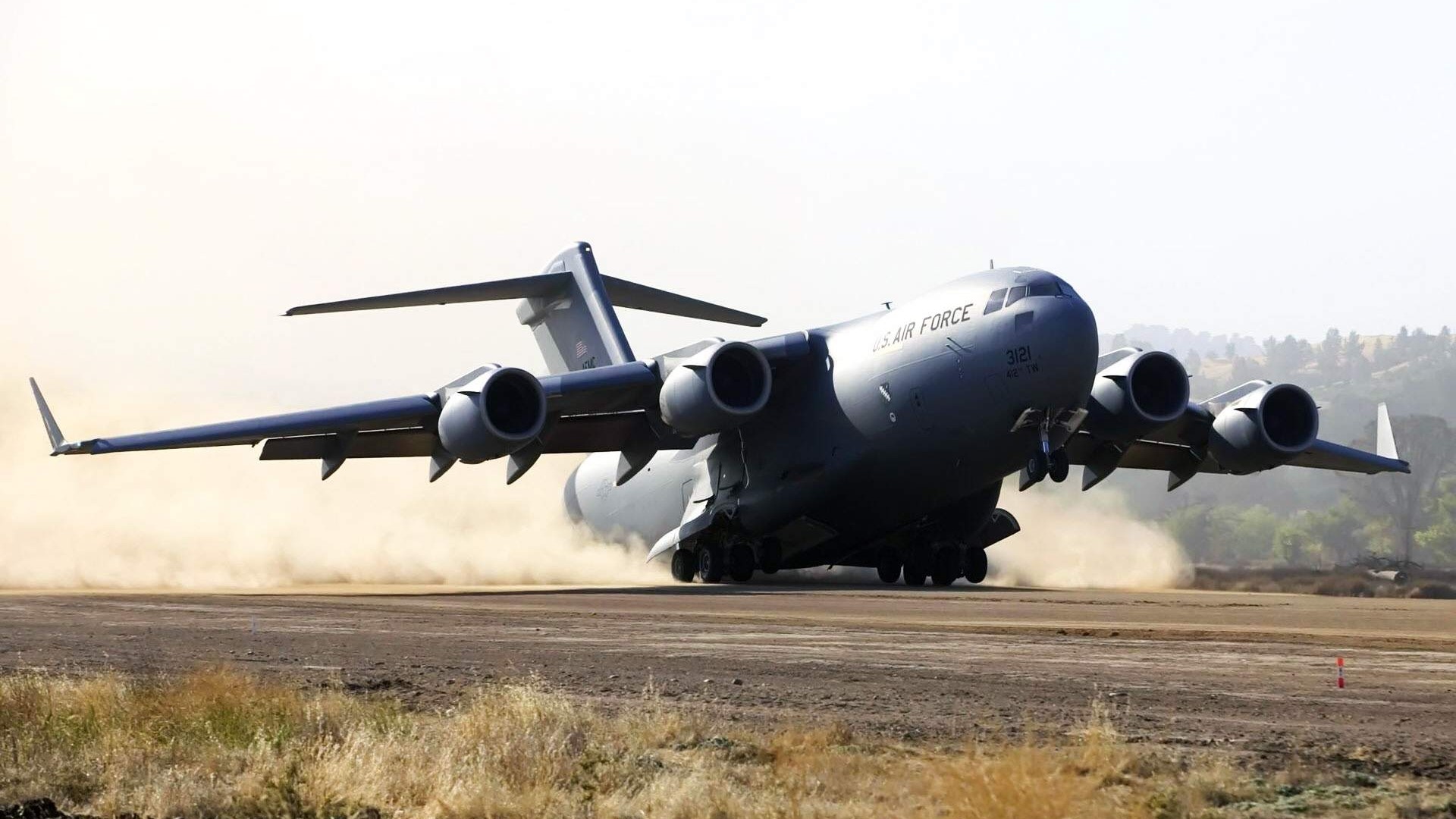 US Air Force C-17 Globemaster III taking off HD Wallpaper