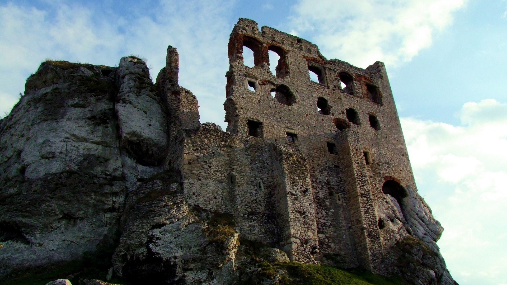 Stone castle ruins on a rocky cliff HD Wallpaper