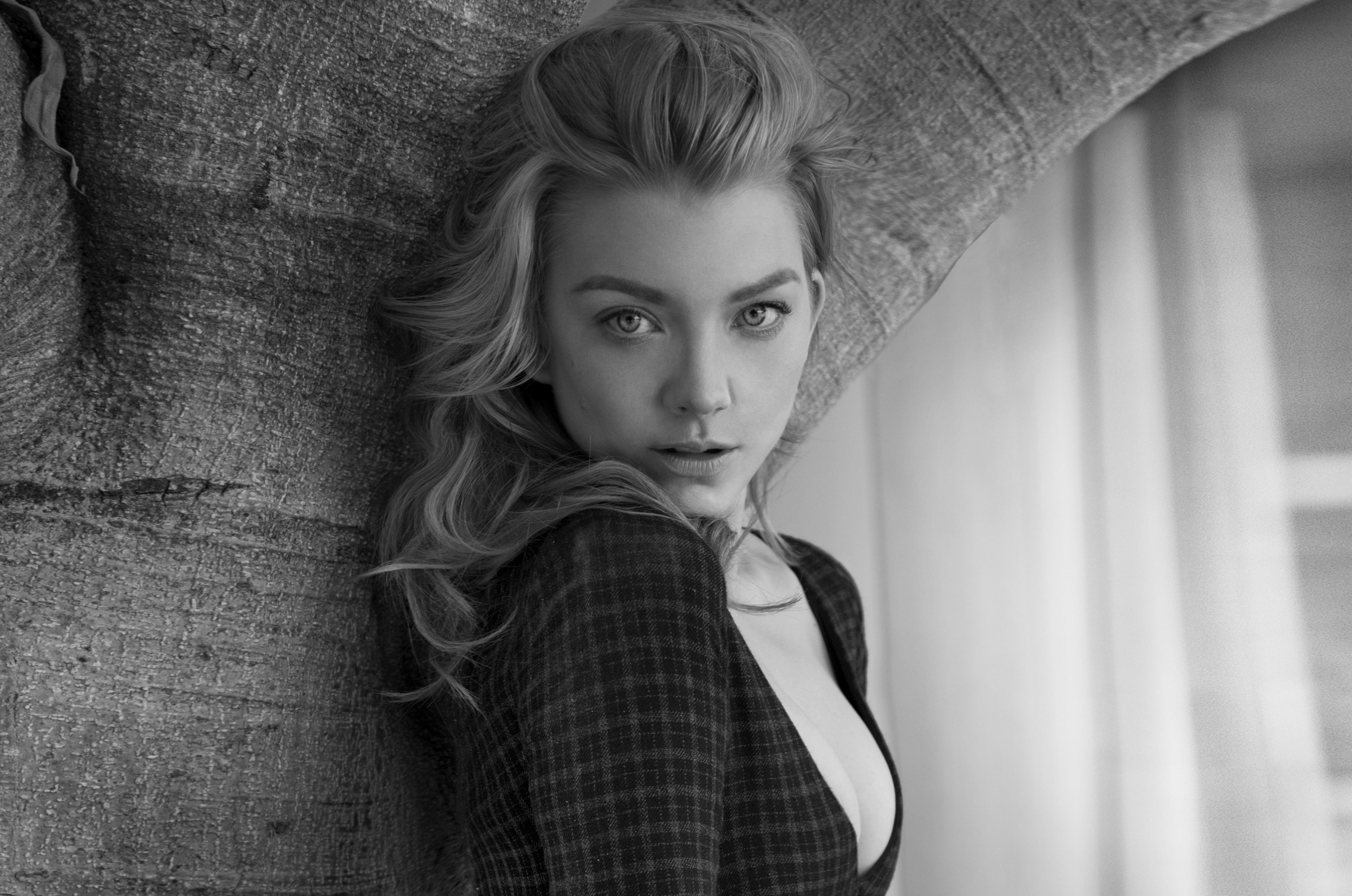 Natalie Dormer leaning against a tree HD Wallpaper