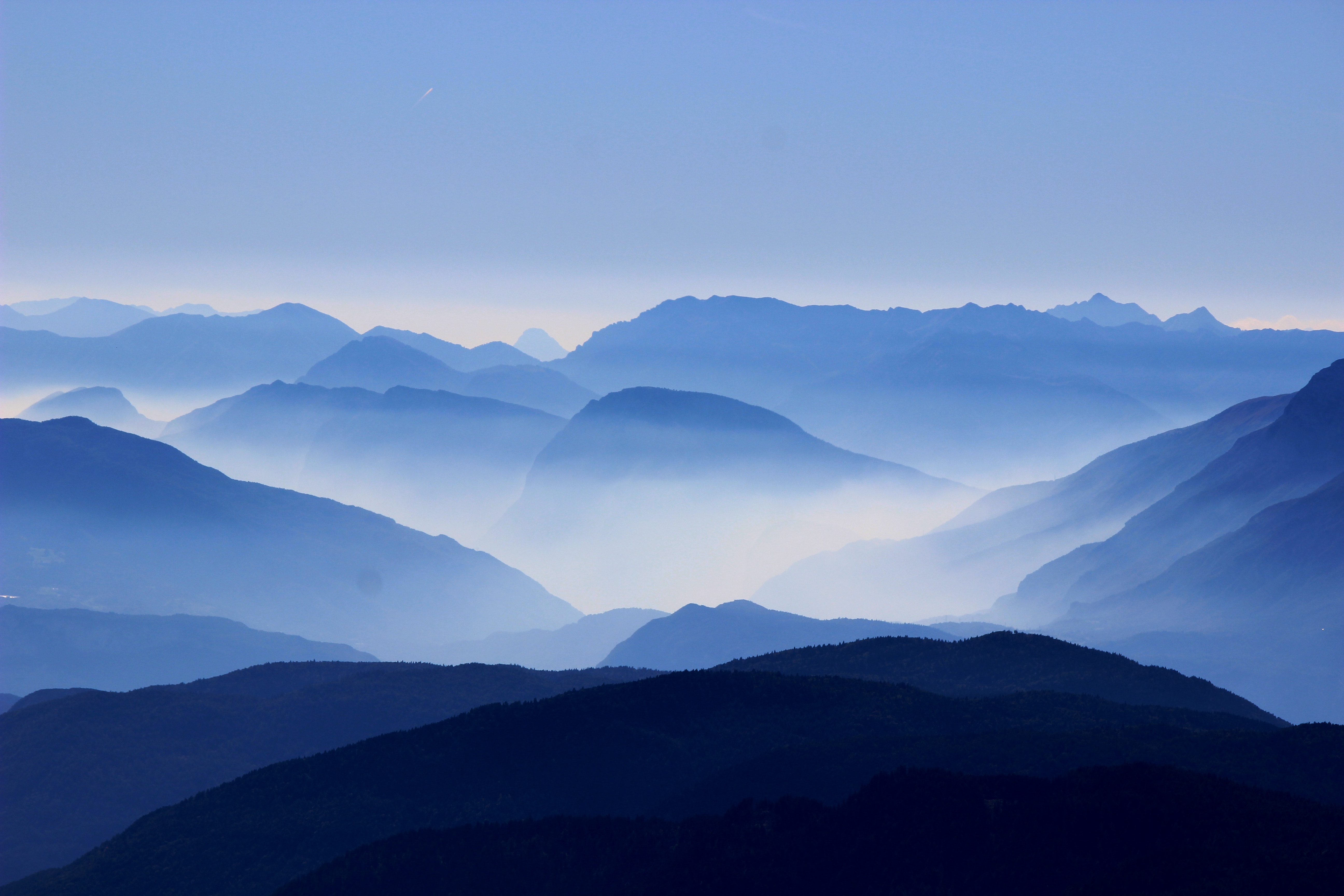 Misty Mountains in Italy HD Wallpaper