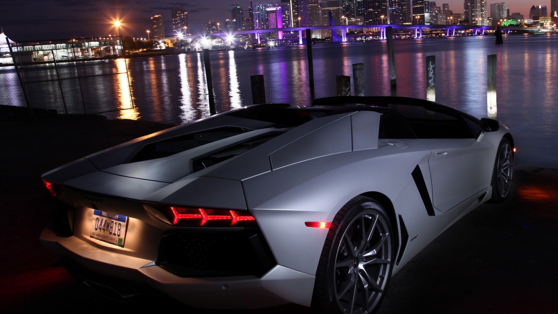 White Lamborghini Aventador LP700-4 Roadster at Night HD Wallpaper