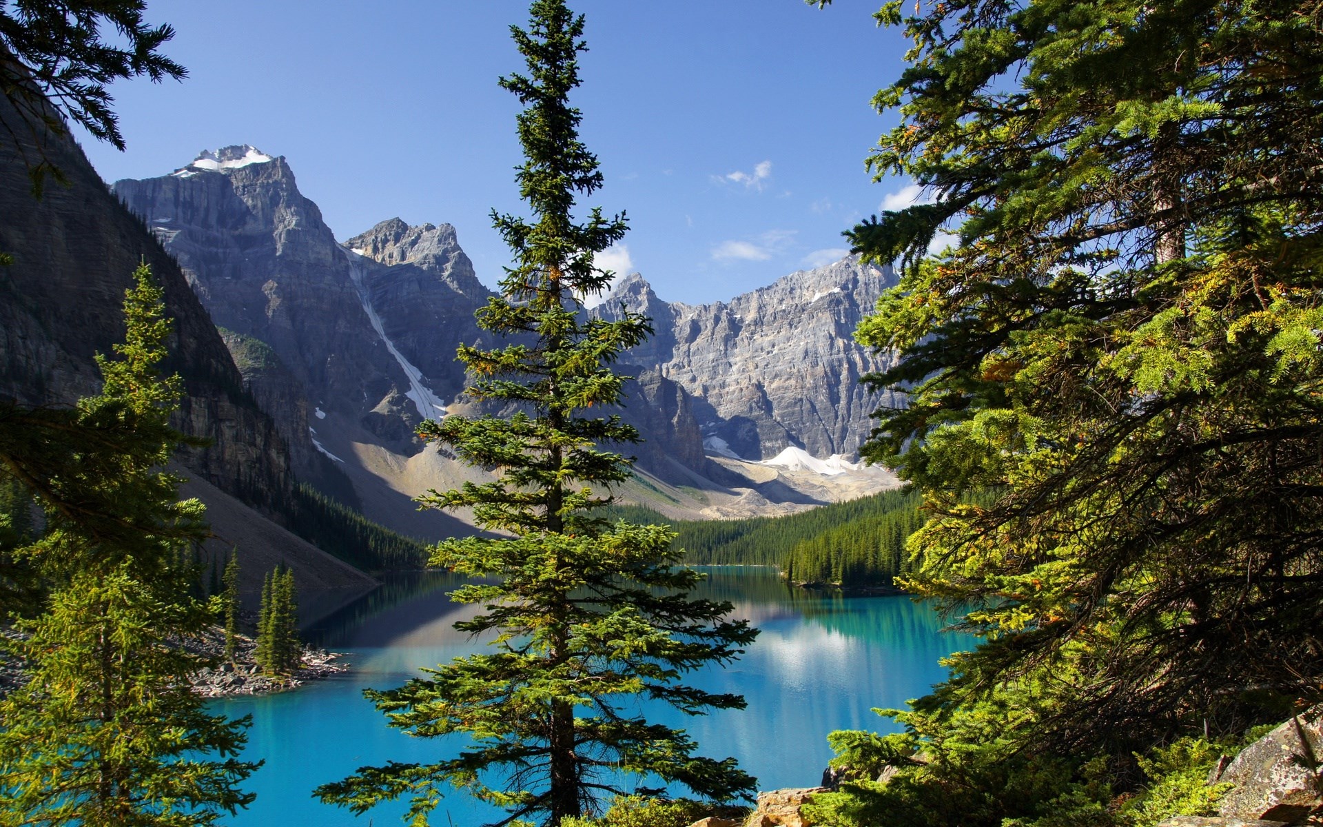 Moraine Lake and Mountains in Banff National Park HD Wallpaper