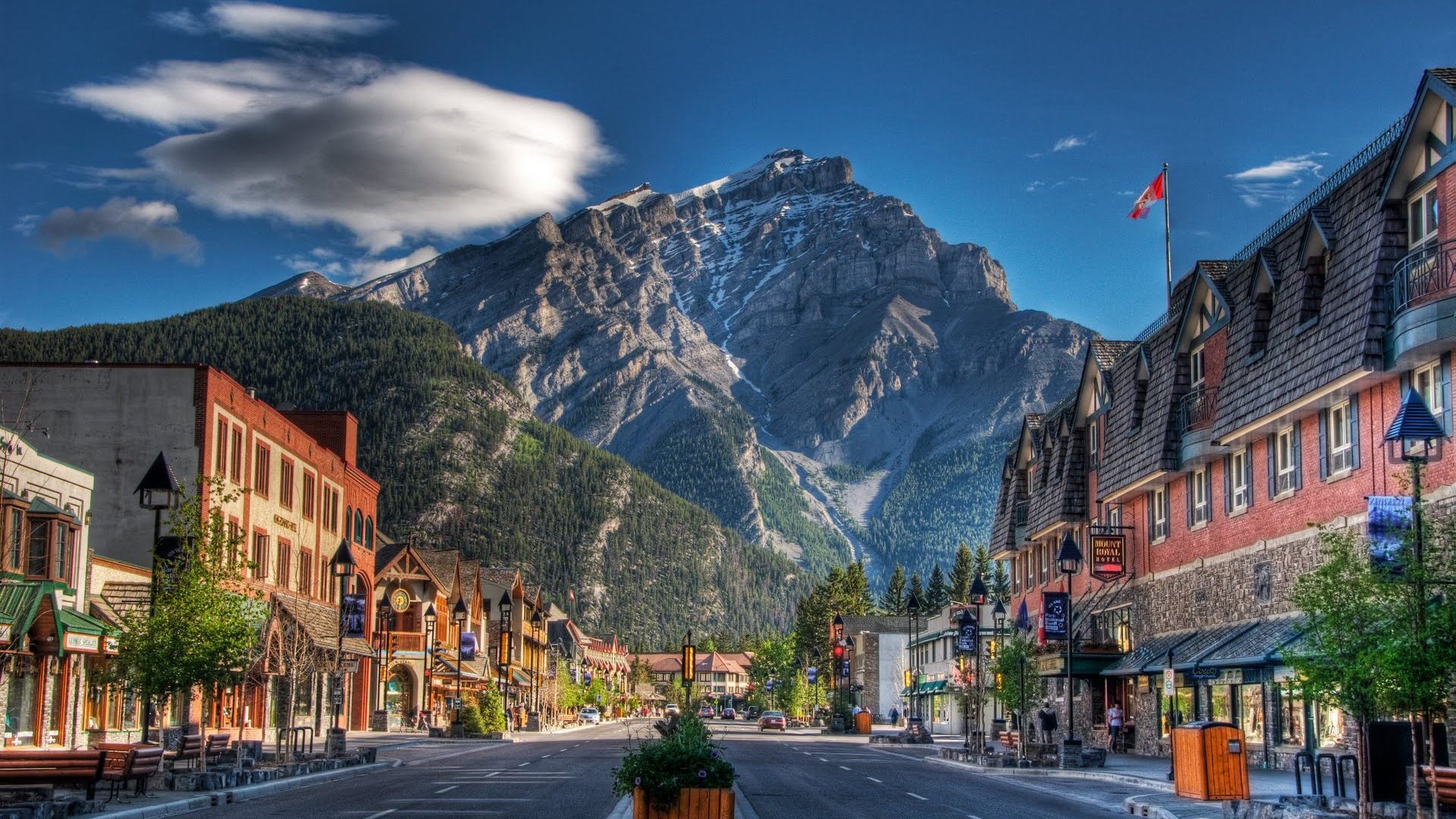 Banff Avenue with Mount Rundle in the background HD Wallpaper