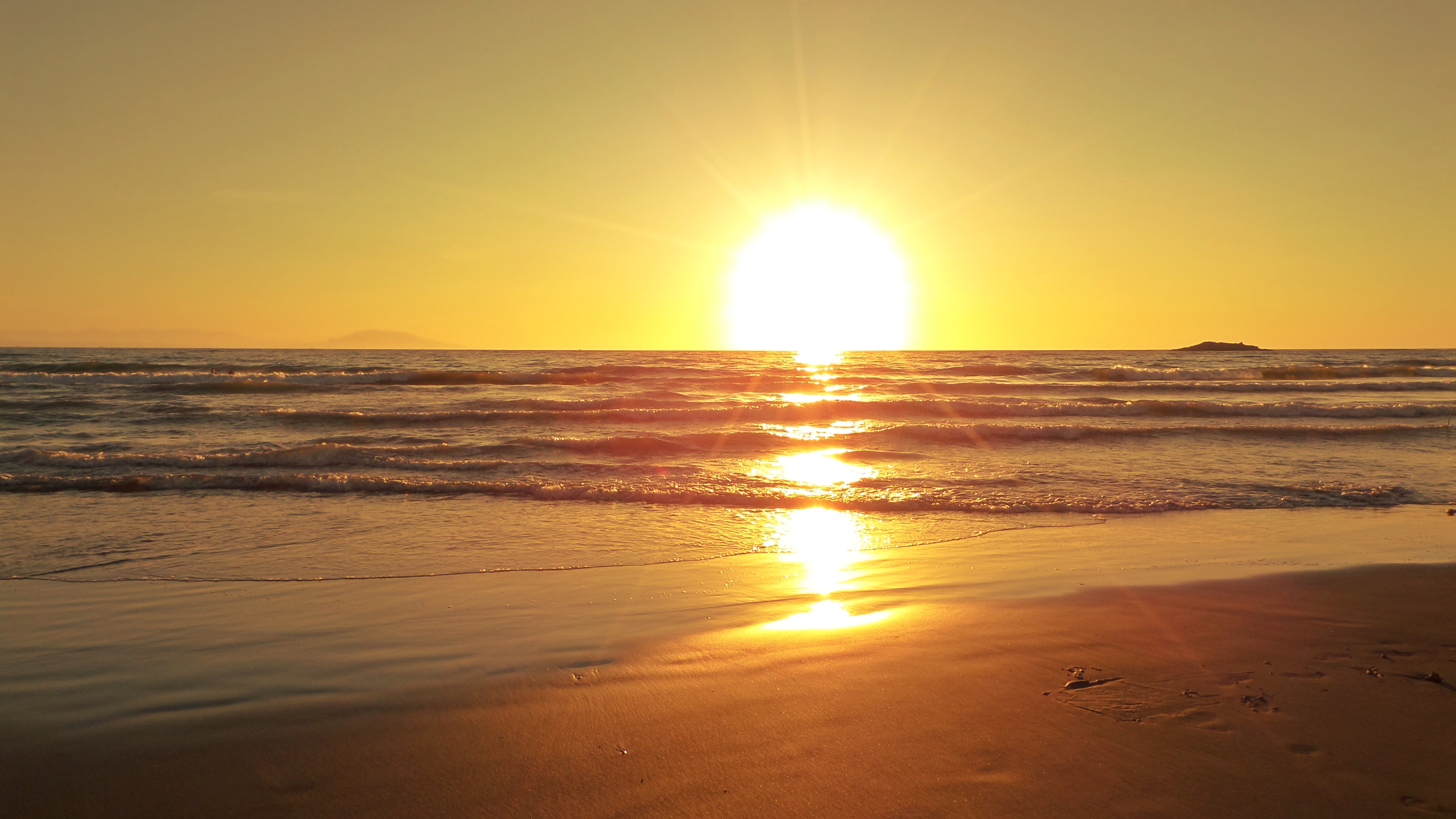 Sunset over the ocean with beach HD Wallpaper