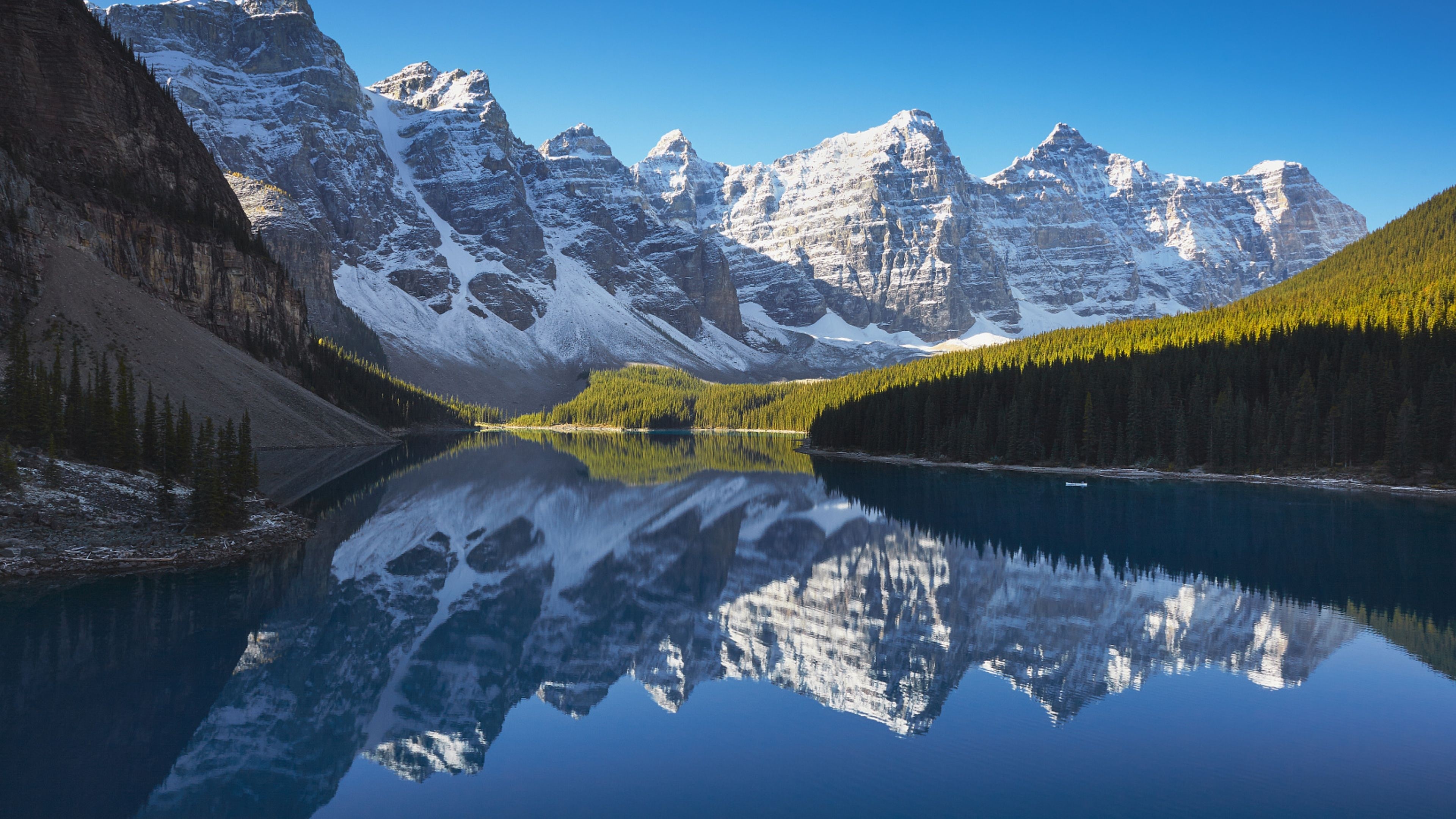 Moraine Lake and Mountains in Banff National Park HD Wallpaper
