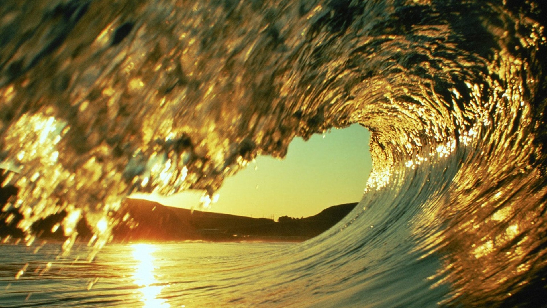 Sunset wave breaking HD Wallpaper