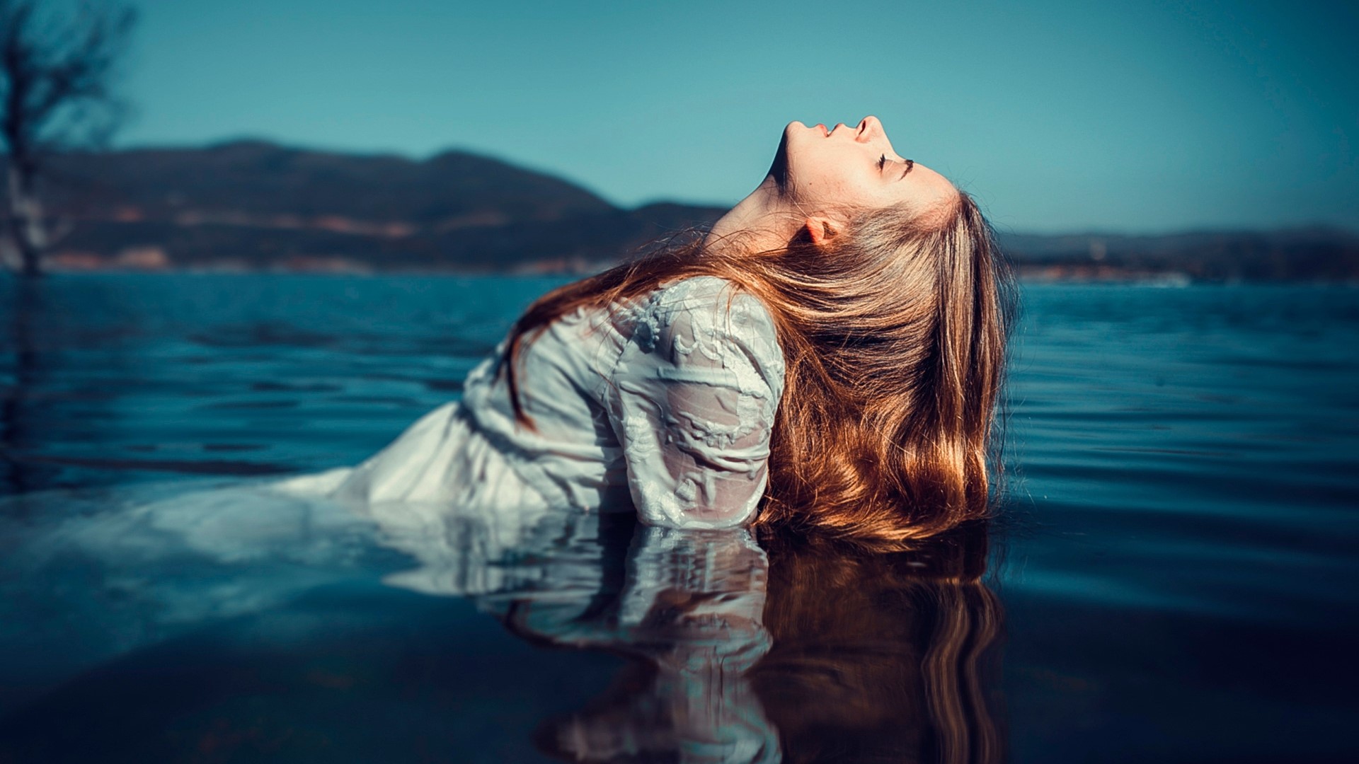 Girl in white dress in water with reflection HD Wallpaper