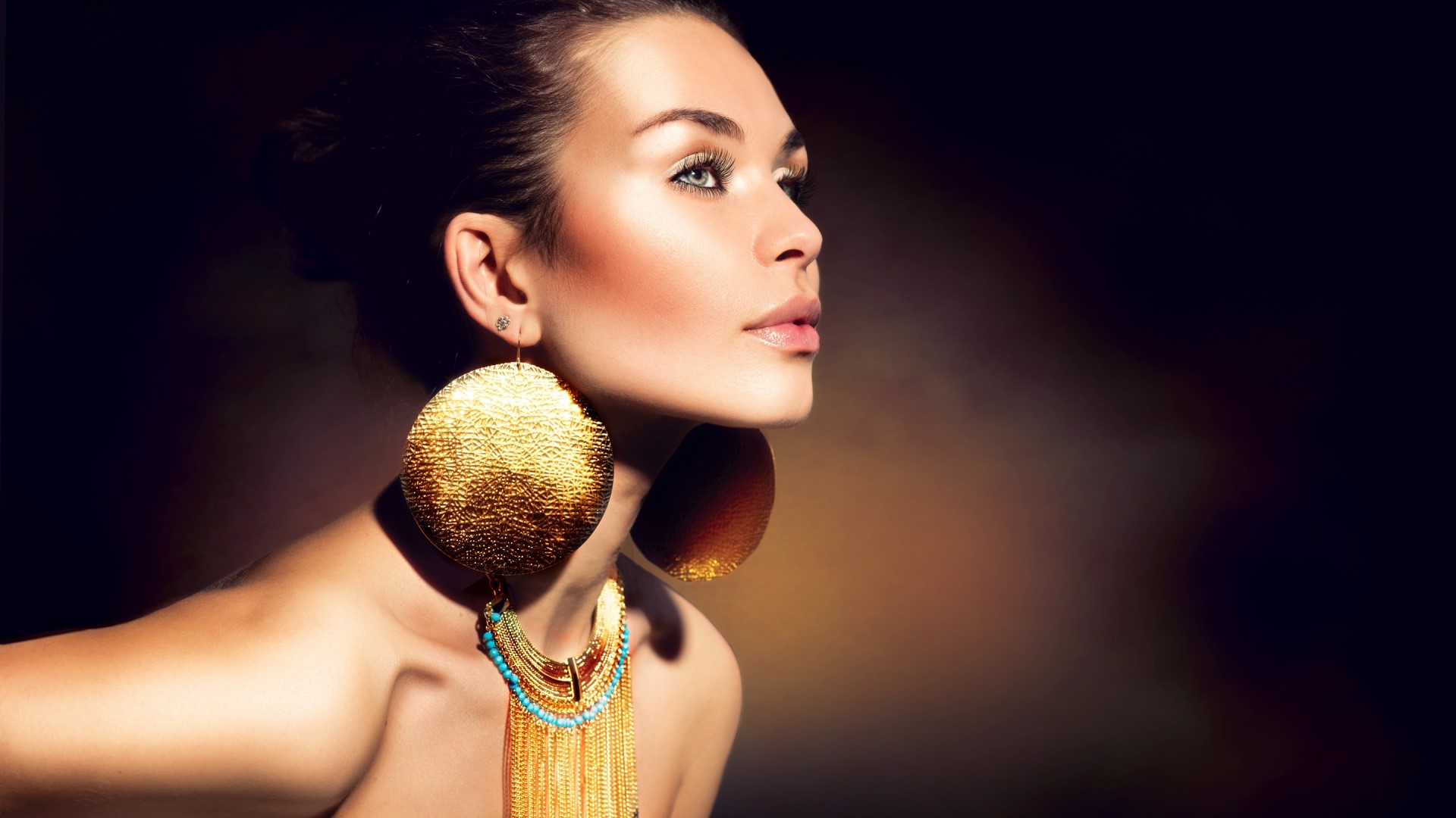 Woman with large gold earrings and necklace HD Wallpaper