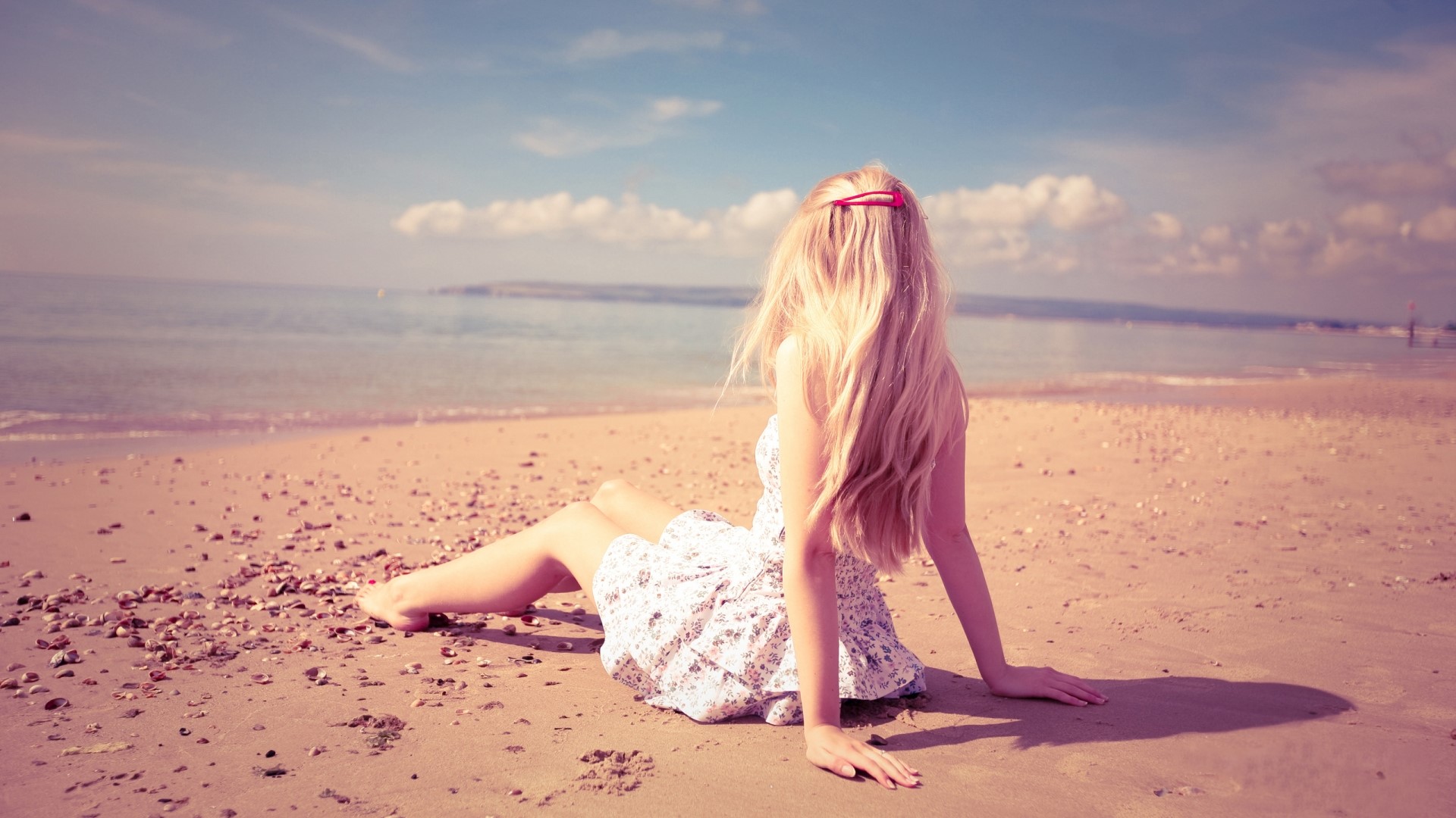 Blonde girl sitting on a beach by the sea HD Wallpaper